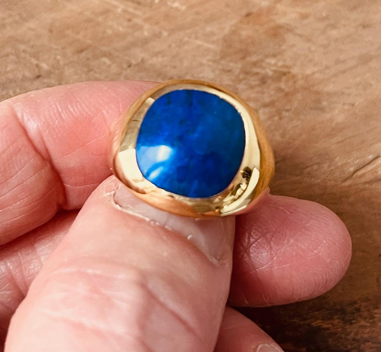 A Cushion Shaped Lapis Lazuli Mounted In a 18 Carat Yellow Gold Signet Ring  For Sale 9