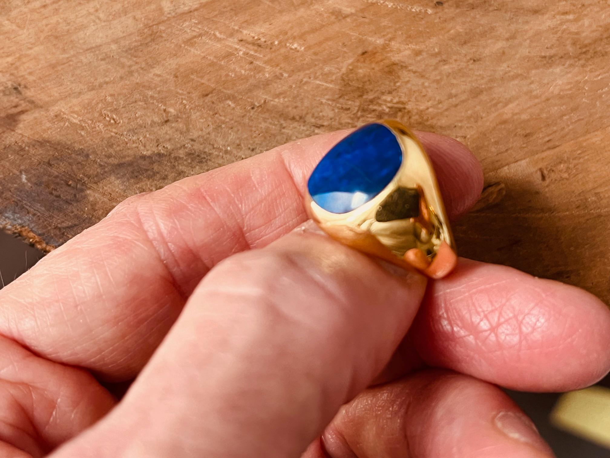 A Cushion Shaped Lapis Lazuli Mounted In a 18 Carat Yellow Gold Signet Ring  For Sale 10