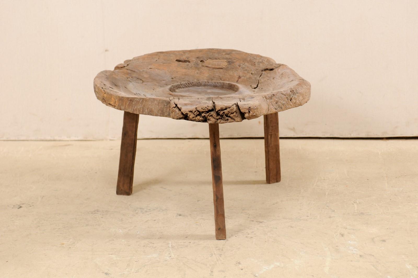 XIXe siècle Table basse unique et personnalisée avec un plateau en bois naturel fait de fromage espagnol du 19e siècle en vente