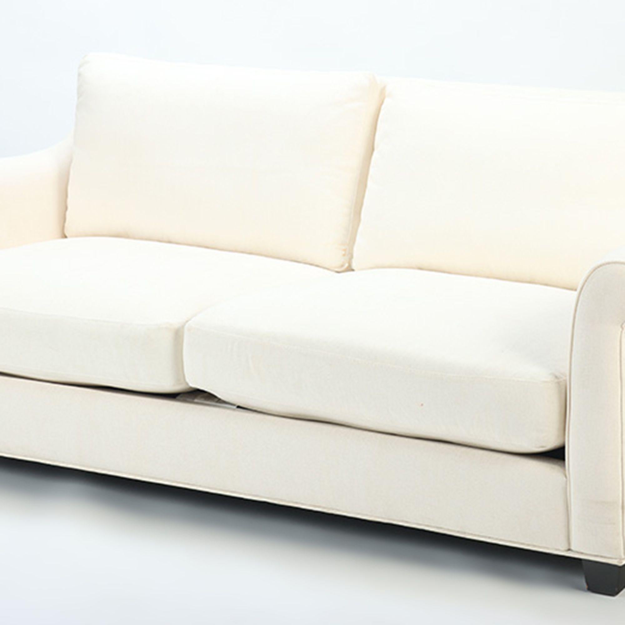 Ein maßgefertigtes weißes Zweisitzer-Sofa mit dem Label Jonathan Luis, Inc, CA. Ca. 1995.