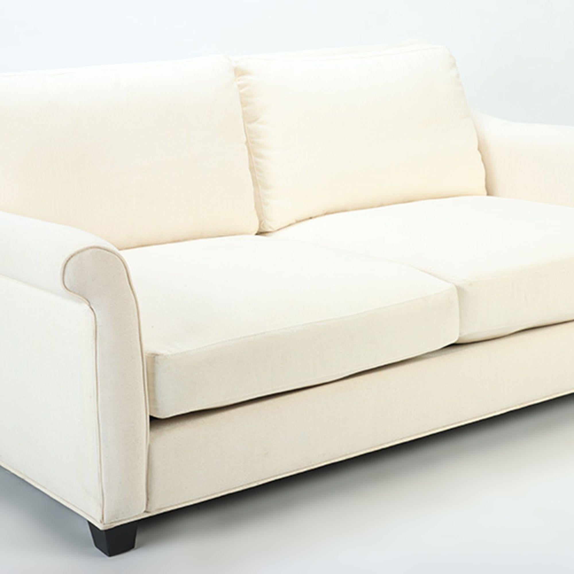 Ein maßgefertigtes weißes Zweisitzer-Sofa. Ca. 1995. (amerikanisch) im Angebot