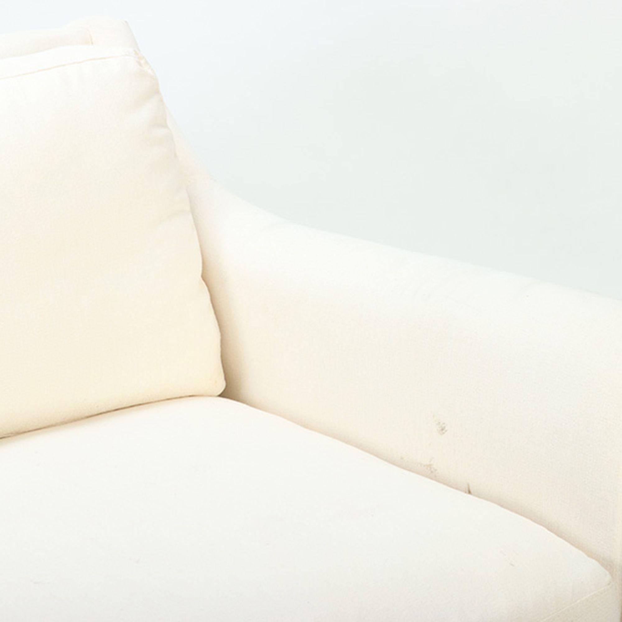Ein maßgefertigtes weißes Zweisitzer-Sofa. Ca. 1995. (20. Jahrhundert) im Angebot
