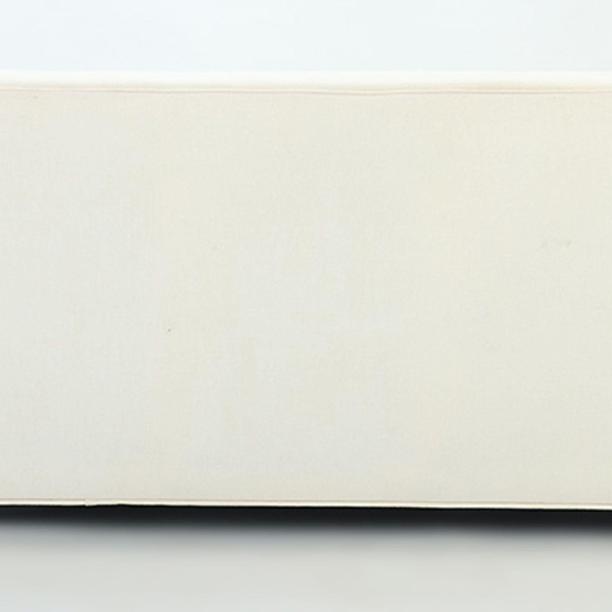 Ein maßgefertigtes weißes Zweisitzer-Sofa. Ca. 1995. im Angebot 1
