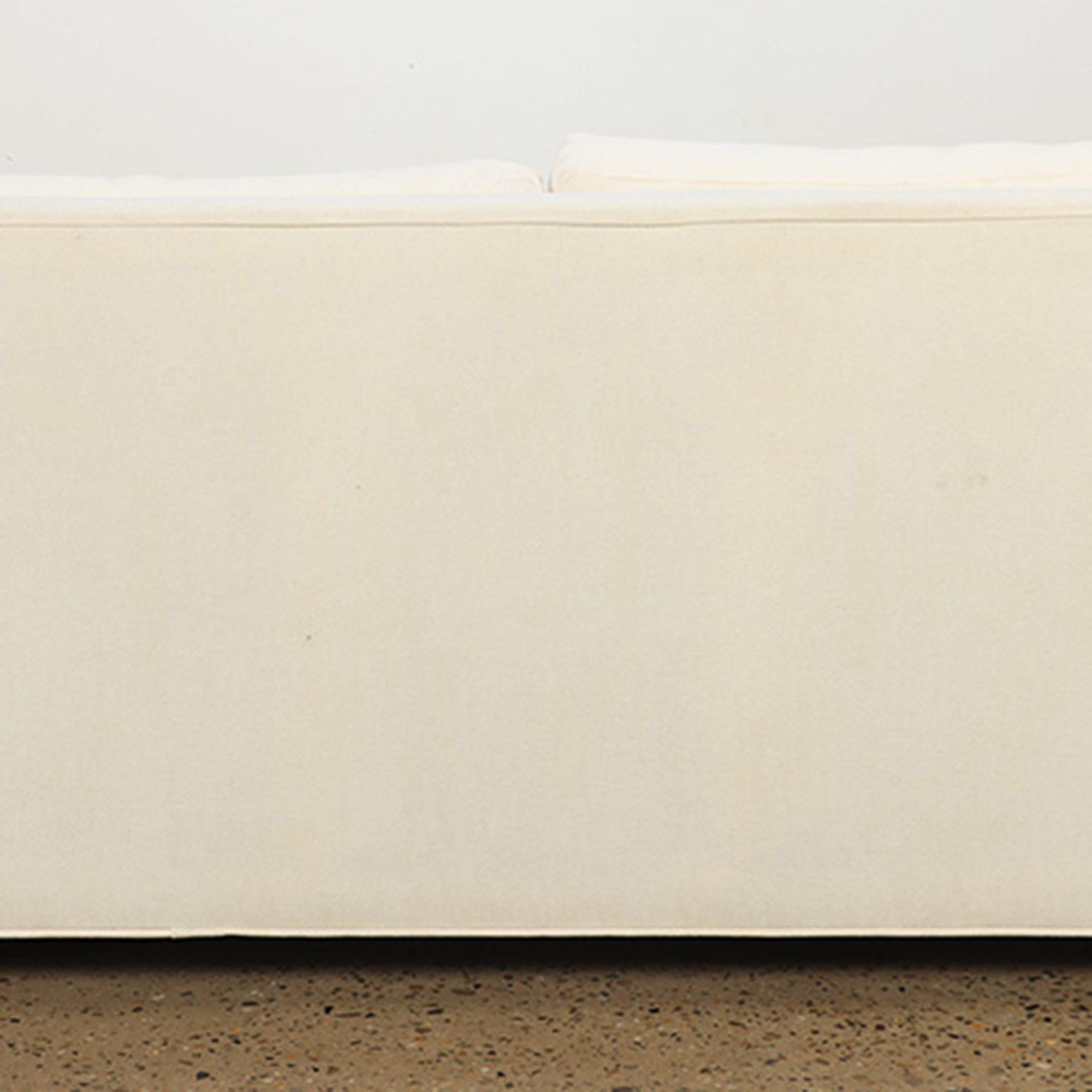 Ein maßgefertigtes weißes Zweisitzer-Sofa. Ca. 1995. im Angebot 2