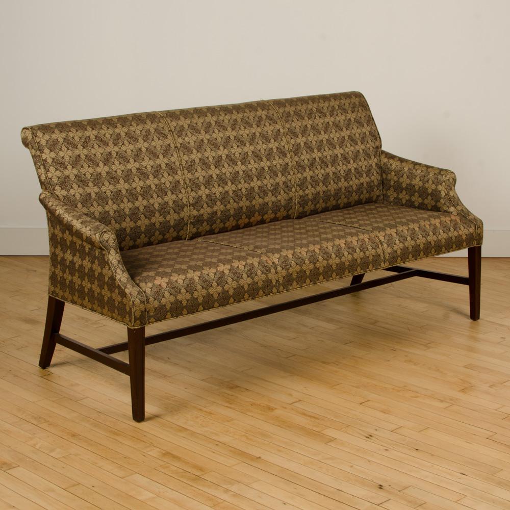 Dieses individuell gepolsterte Sofa mit Massivholzrahmen ist die perfekte Ergänzung für Ihre Einrichtung.
 Seine warme Farbpalette in Verbindung mit klaren Linien eignet sich sowohl für ein traditionelles als auch für ein modernes Ambiente.