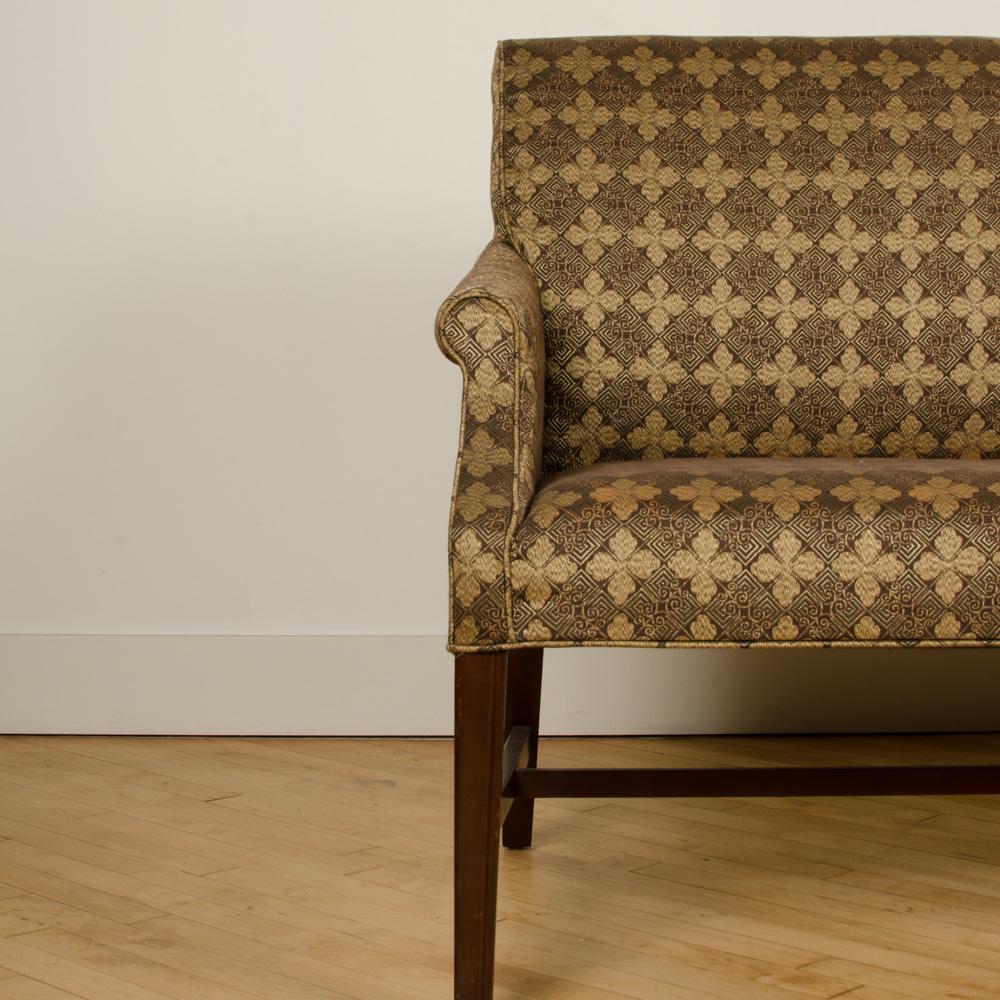 Sofa in maßgeschneiderter Qualität in der Art von Frits Henningsen, zeitgenössisch (Nordamerikanisch) im Angebot