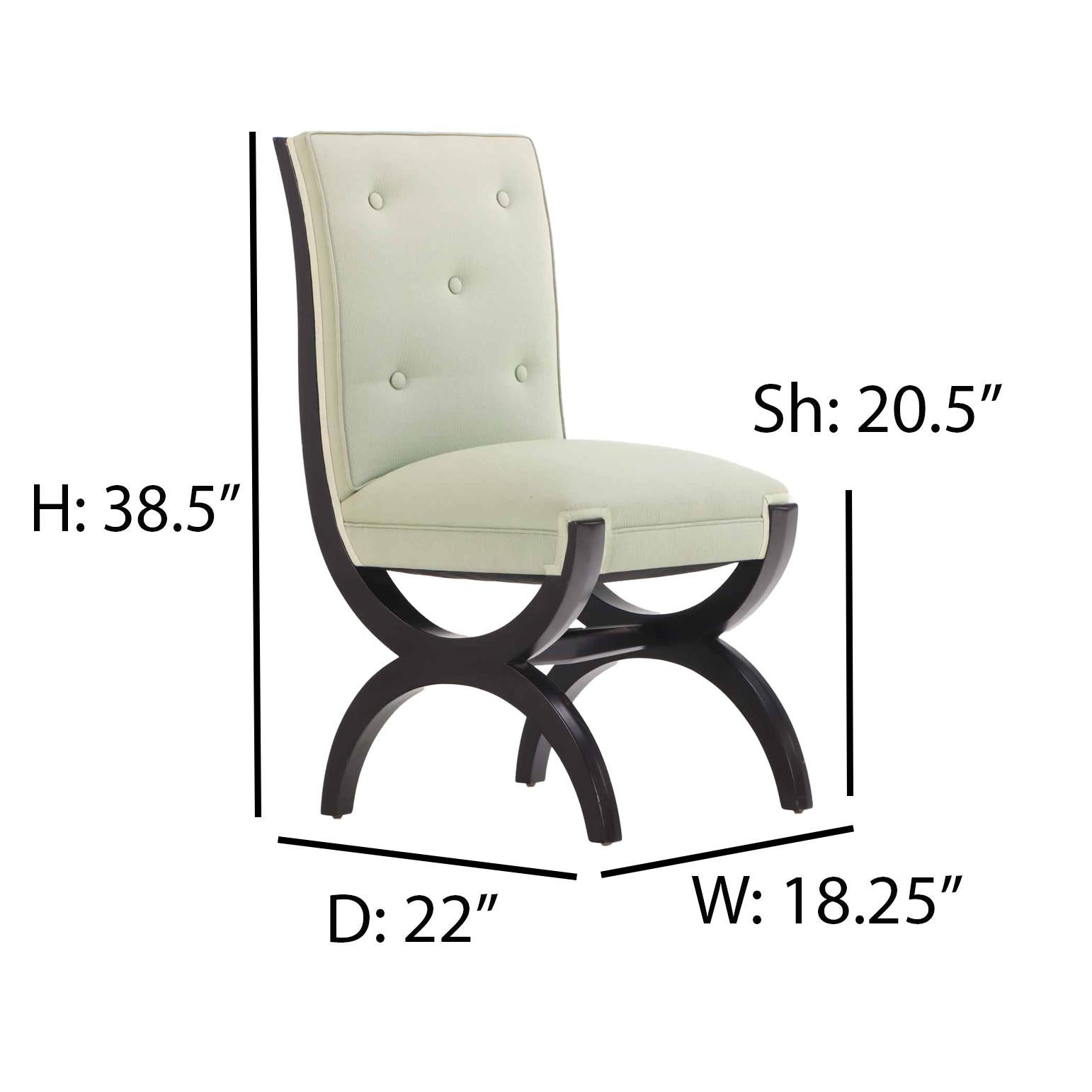 Un ensemble remarquable de chaises de salle à manger de style Art déco, fabriquées sur mesure aux États-Unis dans les années 1990. Commandées à grands frais par un homme qui possédait une société de cartes de crédit, ces chaises sont dotées d'un