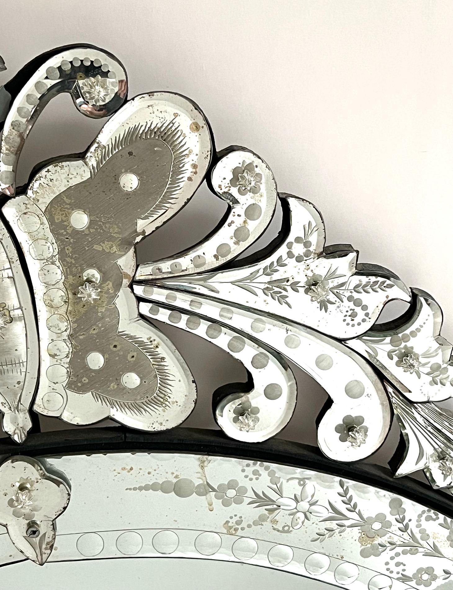 Belle Époque Miroir circulaire de style vénitien orné de papillons et d'écussons floraux  en vente