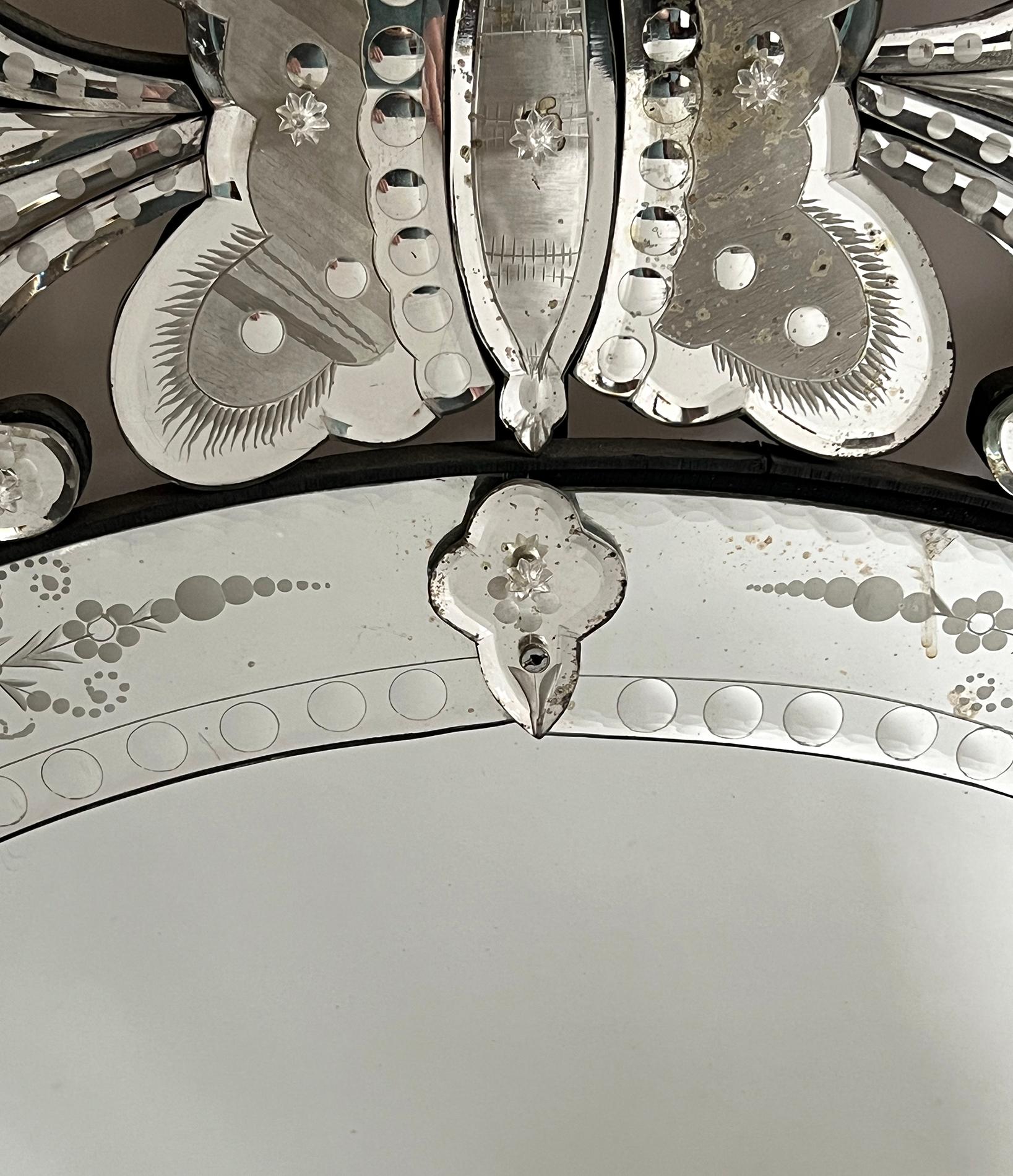 Buriné Miroir circulaire de style vénitien orné de papillons et d'écussons floraux  en vente