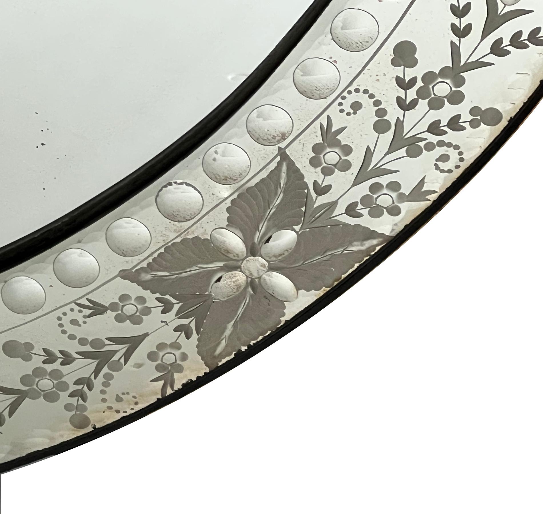 Fin du 20e siècle Miroir circulaire de style vénitien orné de papillons et d'écussons floraux  en vente