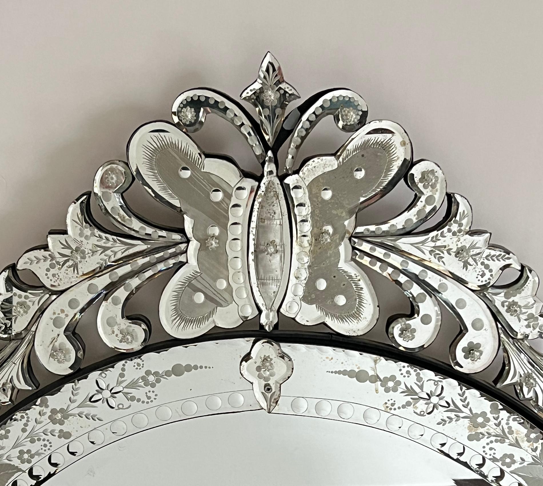 Miroir circulaire de style vénitien orné de papillons et d'écussons floraux  en vente 1