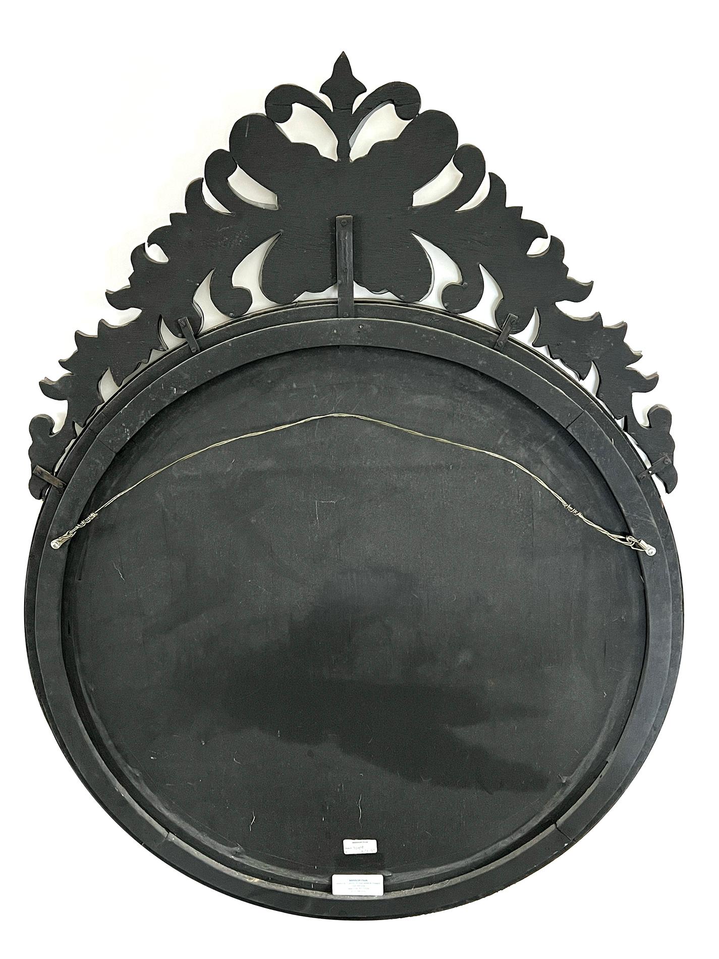 Miroir circulaire de style vénitien orné de papillons et d'écussons floraux  en vente 2