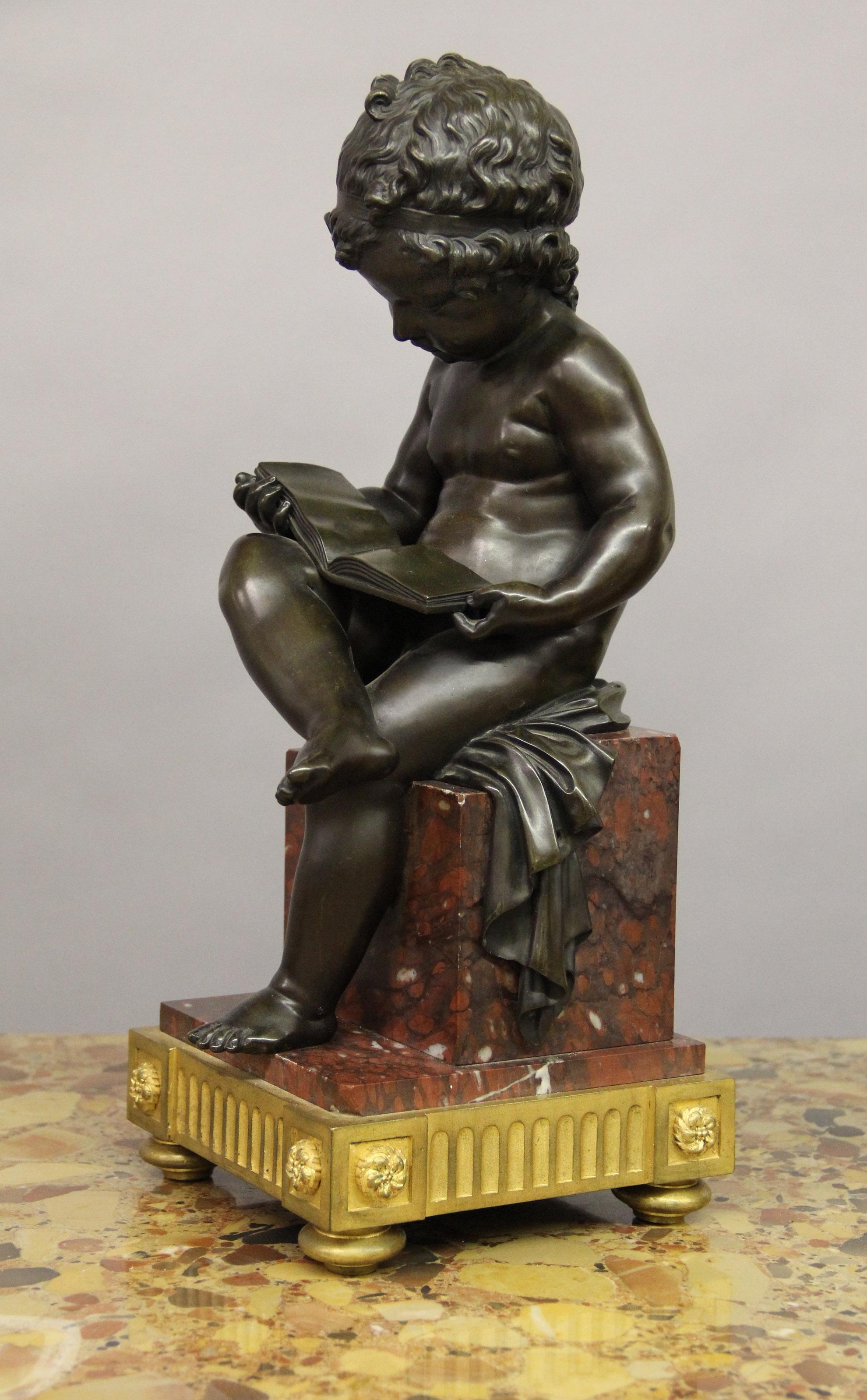 Ein niedliches Paar Bronzekinder aus dem 19. Jahrhundert mit Darstellungen aus Kunst und Literatur

Sie stellen jeweils ein Kind dar, das auf einer Stufe aus rotem Marmor und einem Sockel aus vergoldeter Bronze sitzt. Ein Kind liest und das andere