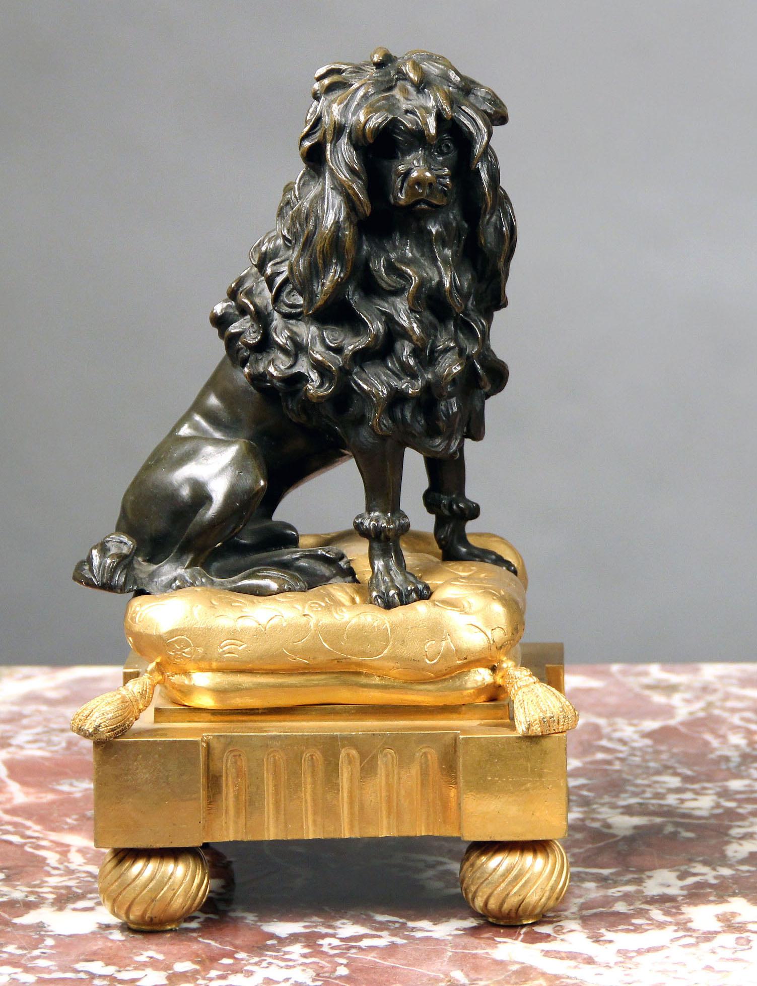 Une jolie paire de chenets / serre-livres en bronze doré et patiné de la fin du 19e siècle

Représentant un chien et un chat perchés sur un coussin, assis sur une base en bronze. 

Cette paire est une copie de la fin du XIXe siècle d'une paire