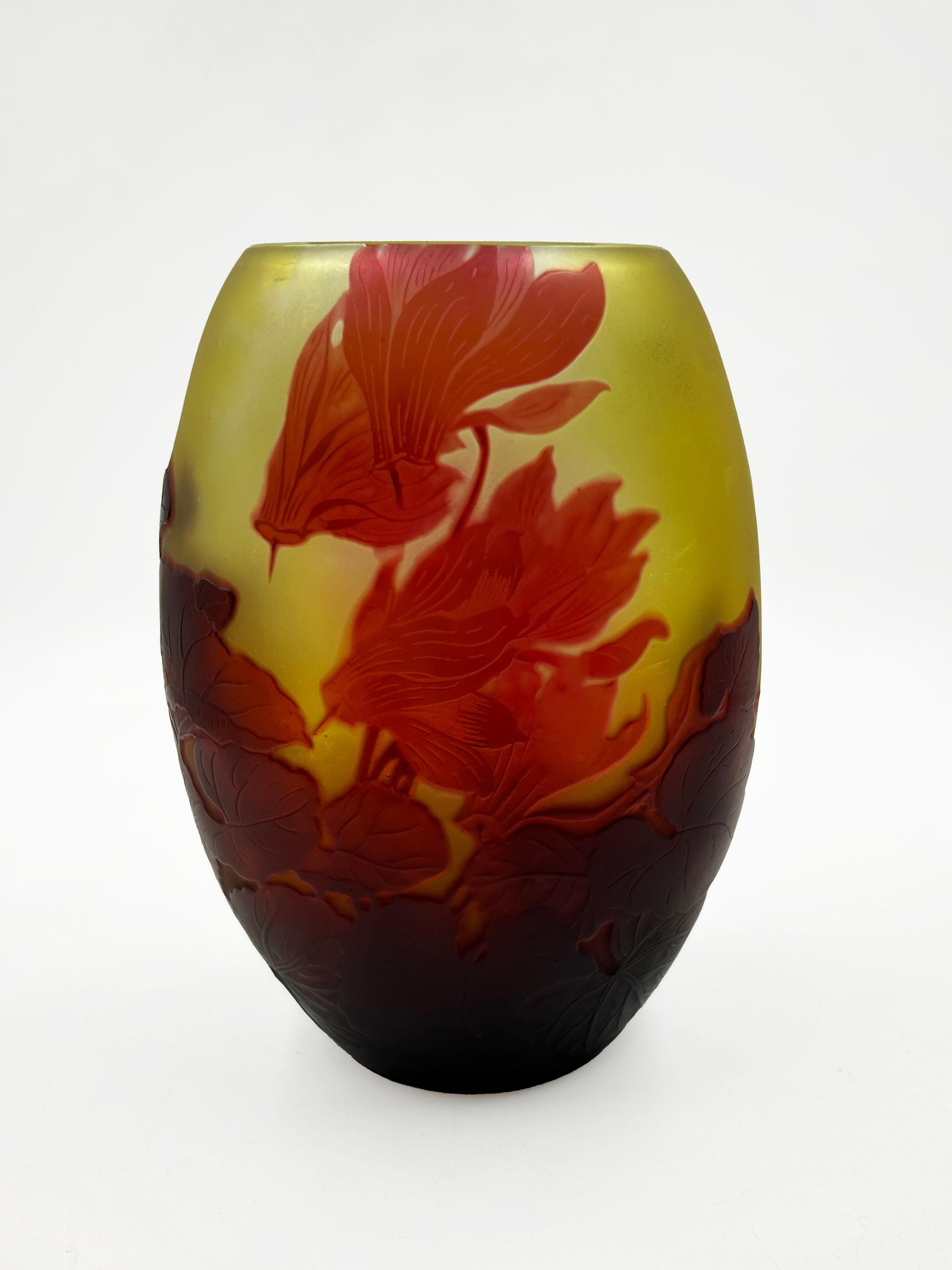 A “Cyclamens” jarrón, Emile Gallé, Nancy, c. 1920 For Sale