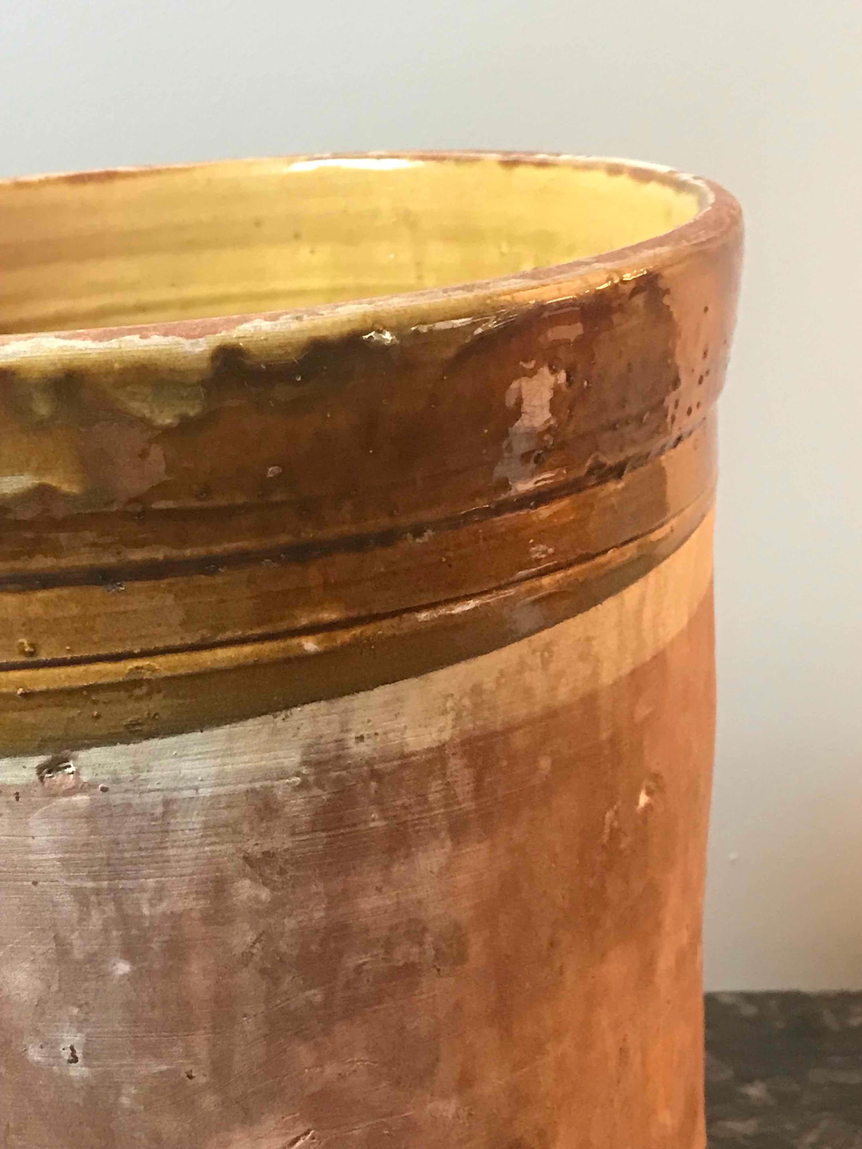 A Cylindrical Pot with Yellow-Banded Glazed Detail In Good Condition In Los Angeles, CA