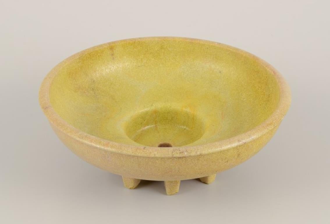 A. D. Copier (1901-1991), céramiste néerlandais.
Pot de fleurs en céramique.
Glaçure dans les tons jaune-vert.
FROM Industrial Design/One.
1930/40s.
Marqué.
Parfait état.
Dimensions : D 18,0 cm x H 6,4 cm.