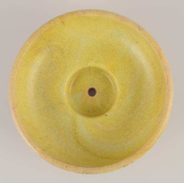 Moderne A. D. Copier, céramiste néerlandais. Pot de fleurs en céramique. Années 1930/40 en vente