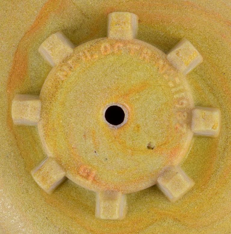 Milieu du XXe siècle A. D. Copier, céramiste néerlandais. Pot de fleurs en céramique. Années 1930/40 en vente