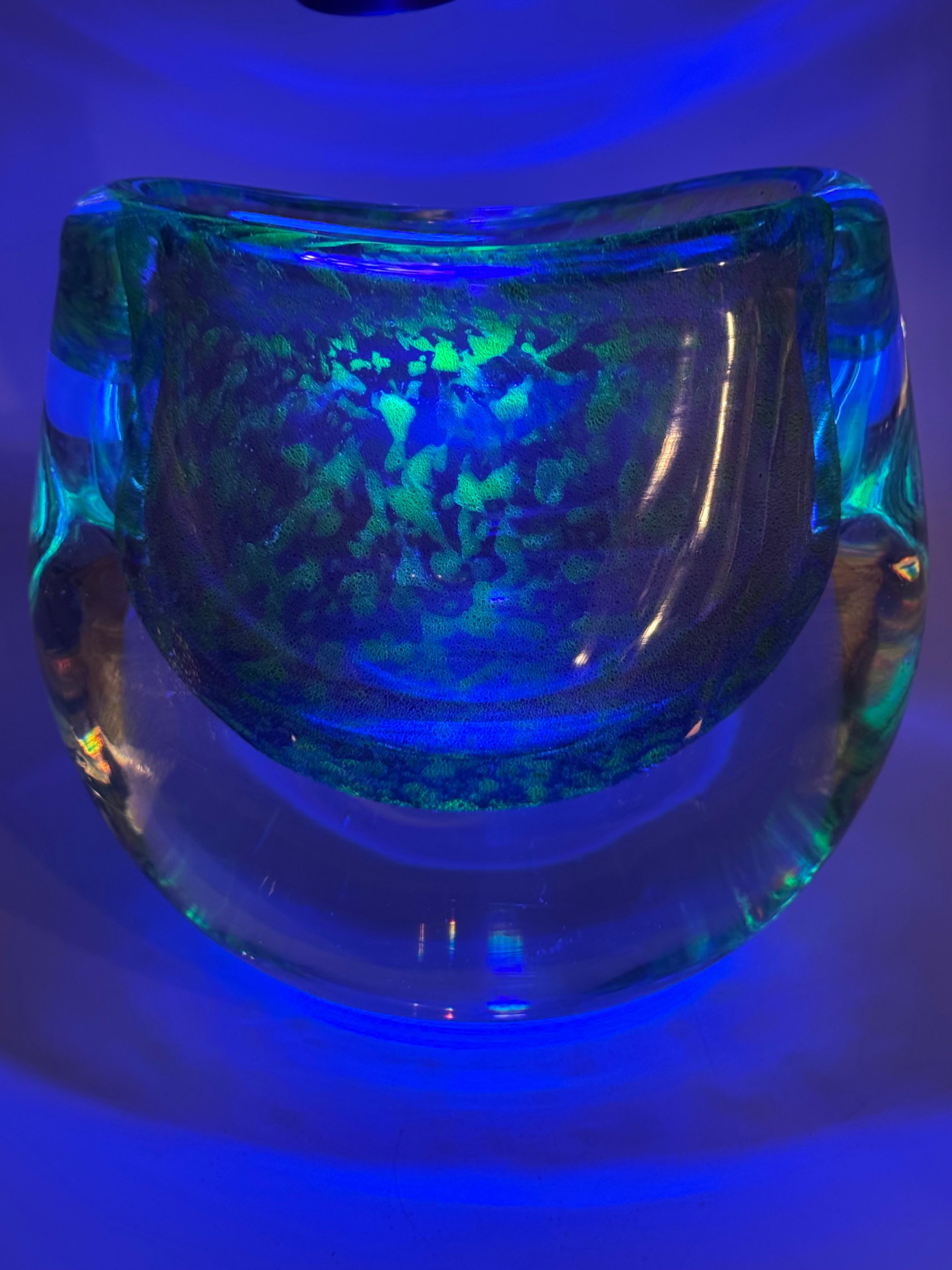 A. D. Copier Leerdam Unica Number 20 (Uranium) Crackle Art Glass Vase, 1930s In Good Condition For Sale In CABA, AR