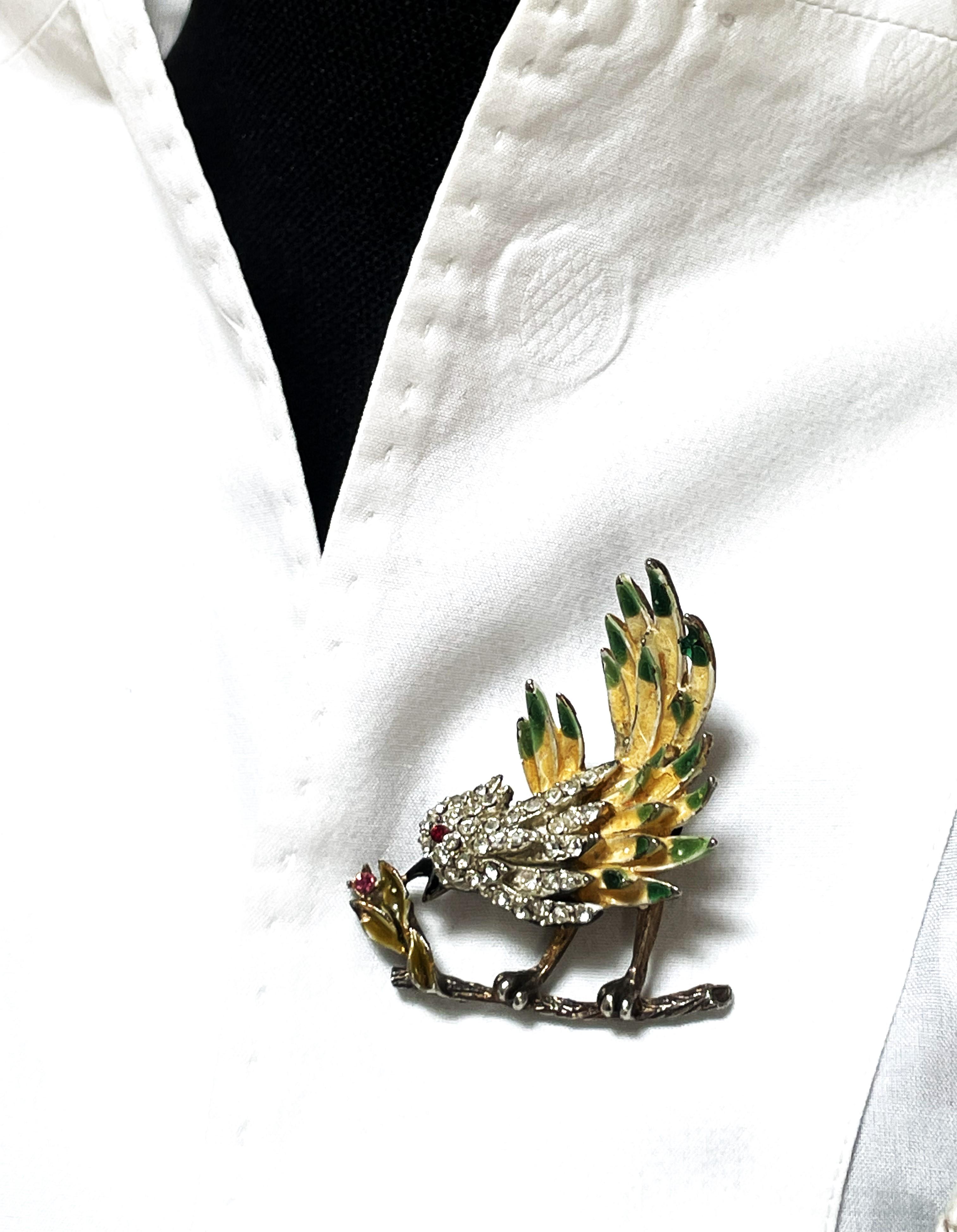 A dainty little bird brooch by Kramer NY, 1950s with lots of small rhinestones For Sale 1