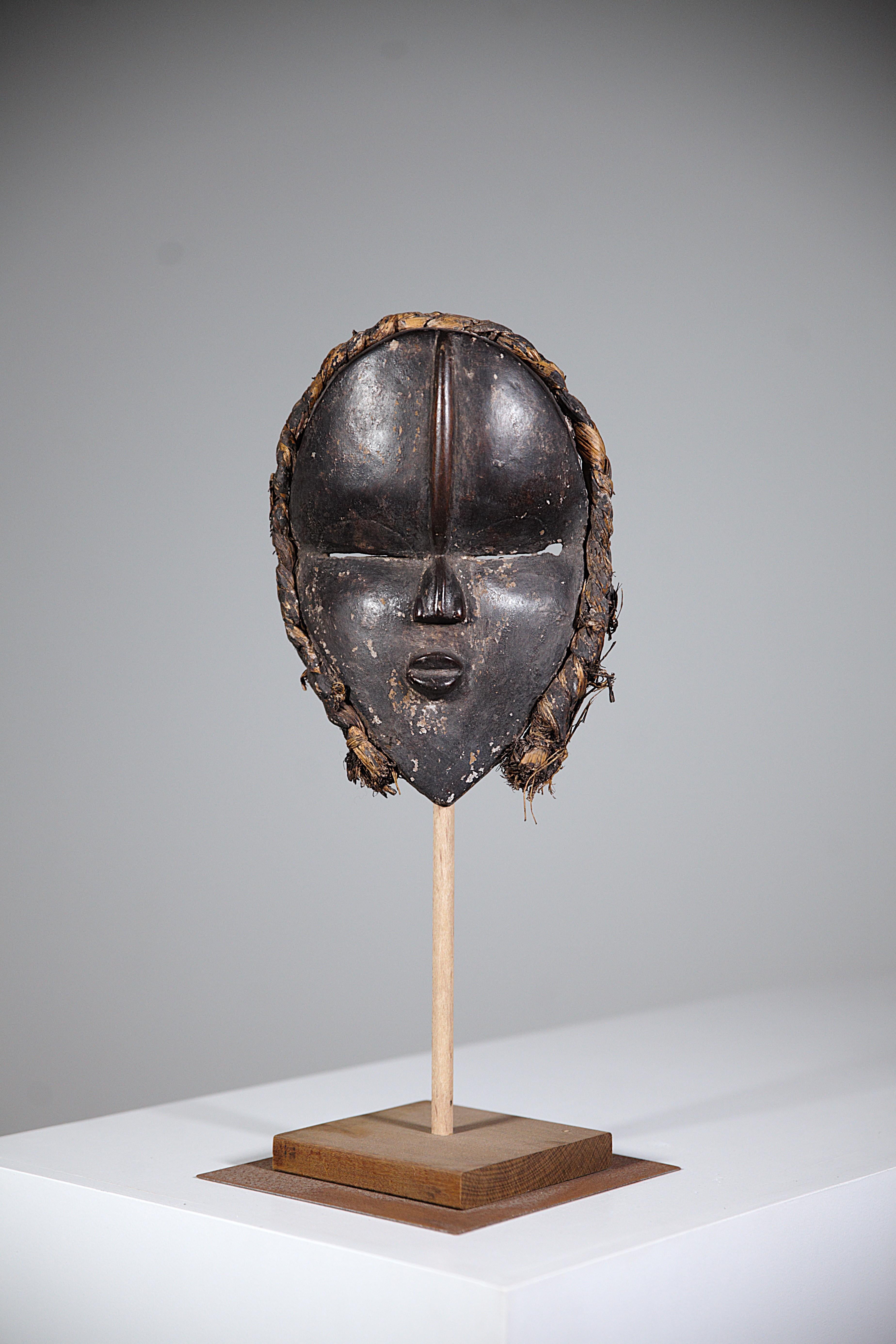 A Dancing Mask by Dan Tribe Africa 1930's

Beautiful patina.

This mask was probably worn for ritual dances.

Old traces of paint on the raffia

Report : Base is not included