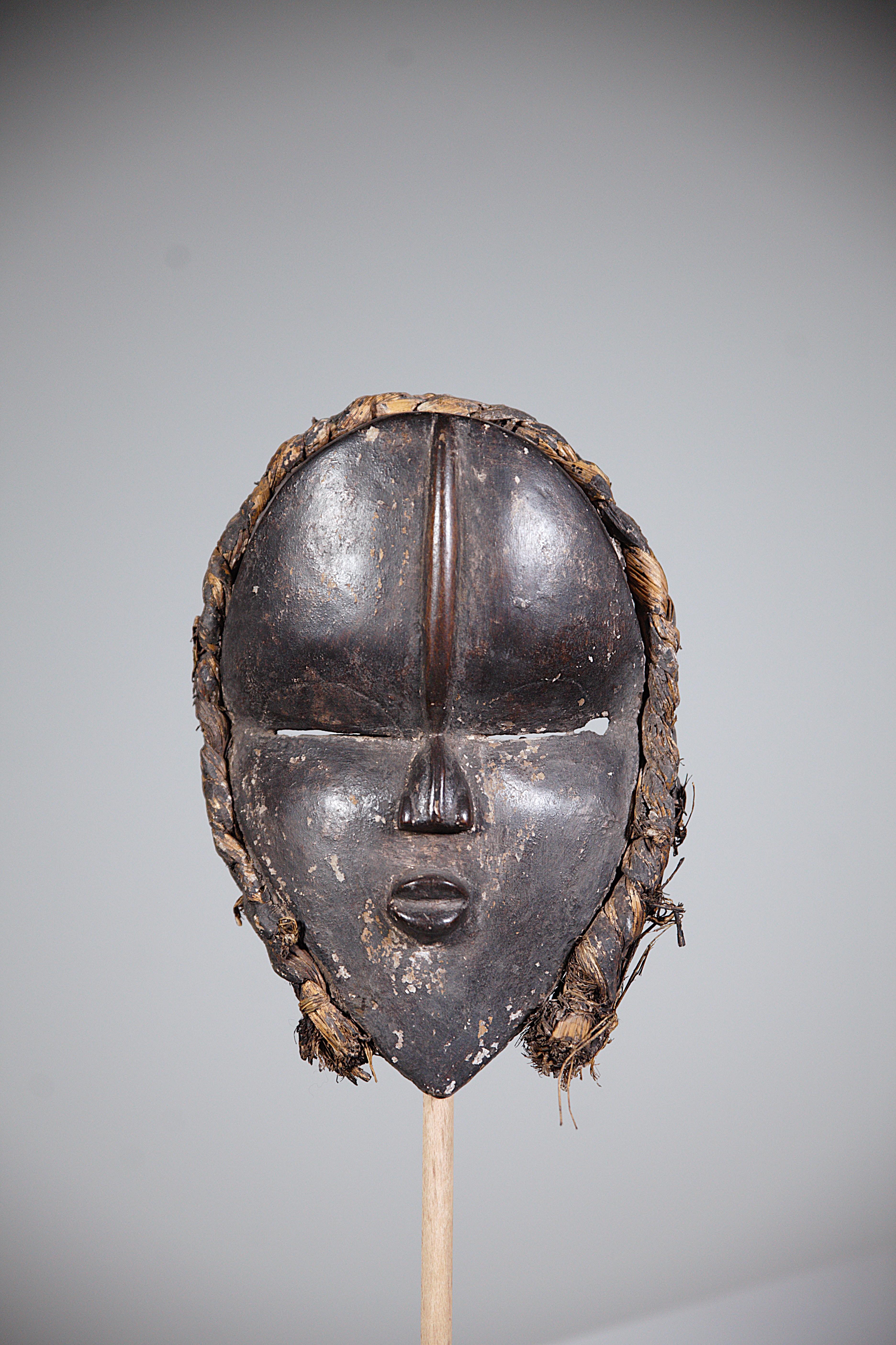 A Dancing Mask by Dan Tribe Africa 1930's In Good Condition For Sale In HYÈRES, FR