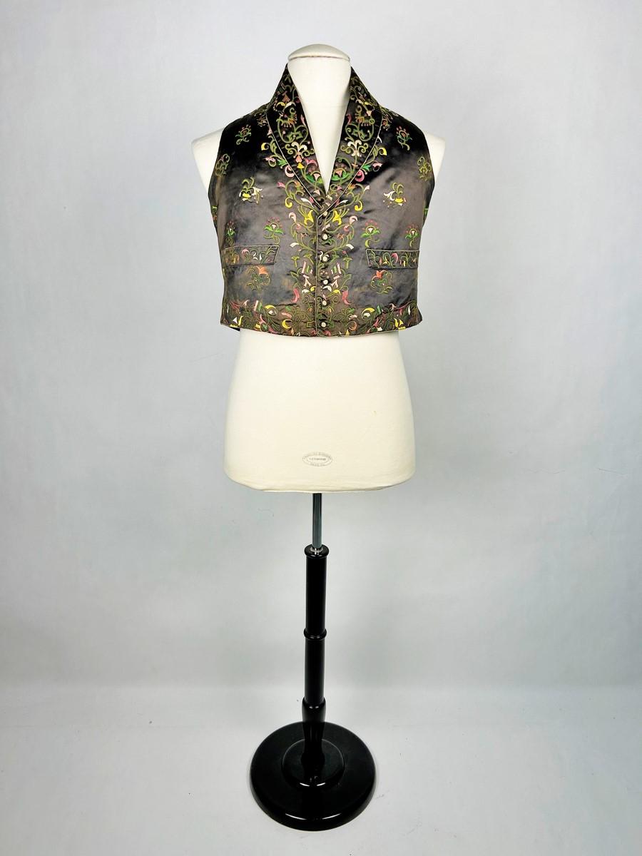 CIRCA 1815-1825

Frankreich

Elegante oder Dandy-Weste aus besticktem braunem Seidensatin aus der frühen Restaurationszeit. Hoher Schnitt, Schalkragen und zwei Taschen, sechs verdeckte Knöpfe, komplett mit Paspelierung aus ungebleichter Seide.