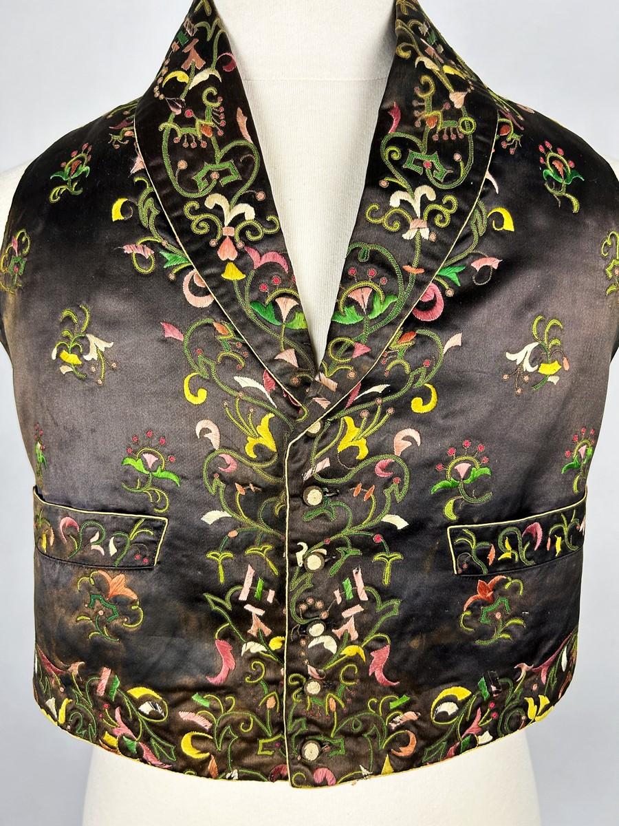 Eine Dandy-Weste aus besticktem braunem Satin - Frankreich CIRCA 1815-1825 (Schwarz) im Angebot
