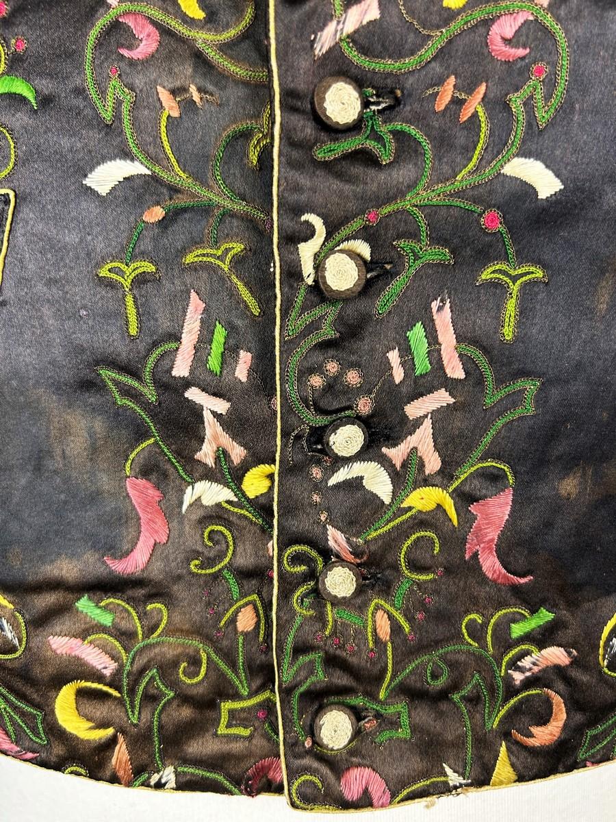 Eine Dandy-Weste aus besticktem braunem Satin - Frankreich CIRCA 1815-1825 im Zustand „Gut“ im Angebot in Toulon, FR
