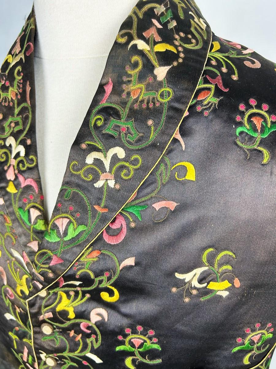 Eine Dandy-Weste aus besticktem braunem Satin - Frankreich CIRCA 1815-1825 für Damen oder Herren im Angebot