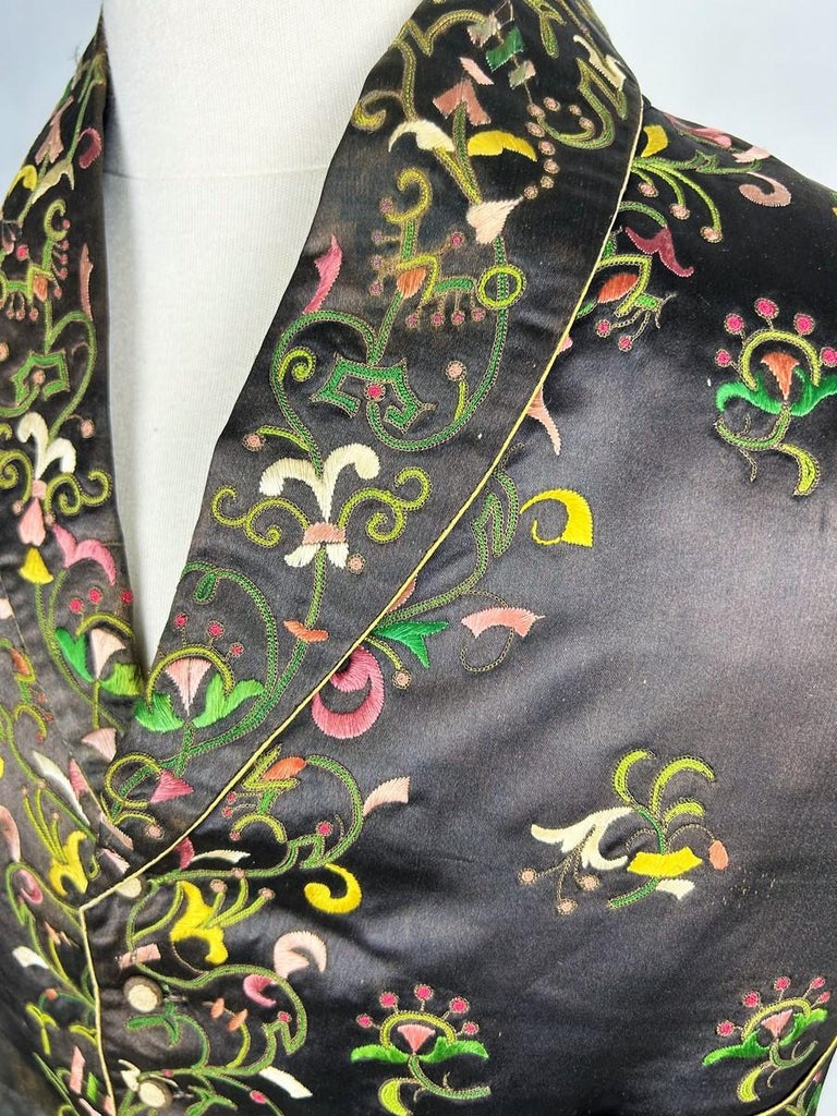 Un chaleco dandi de raso marrón bordado Francia Circa 1815-1825