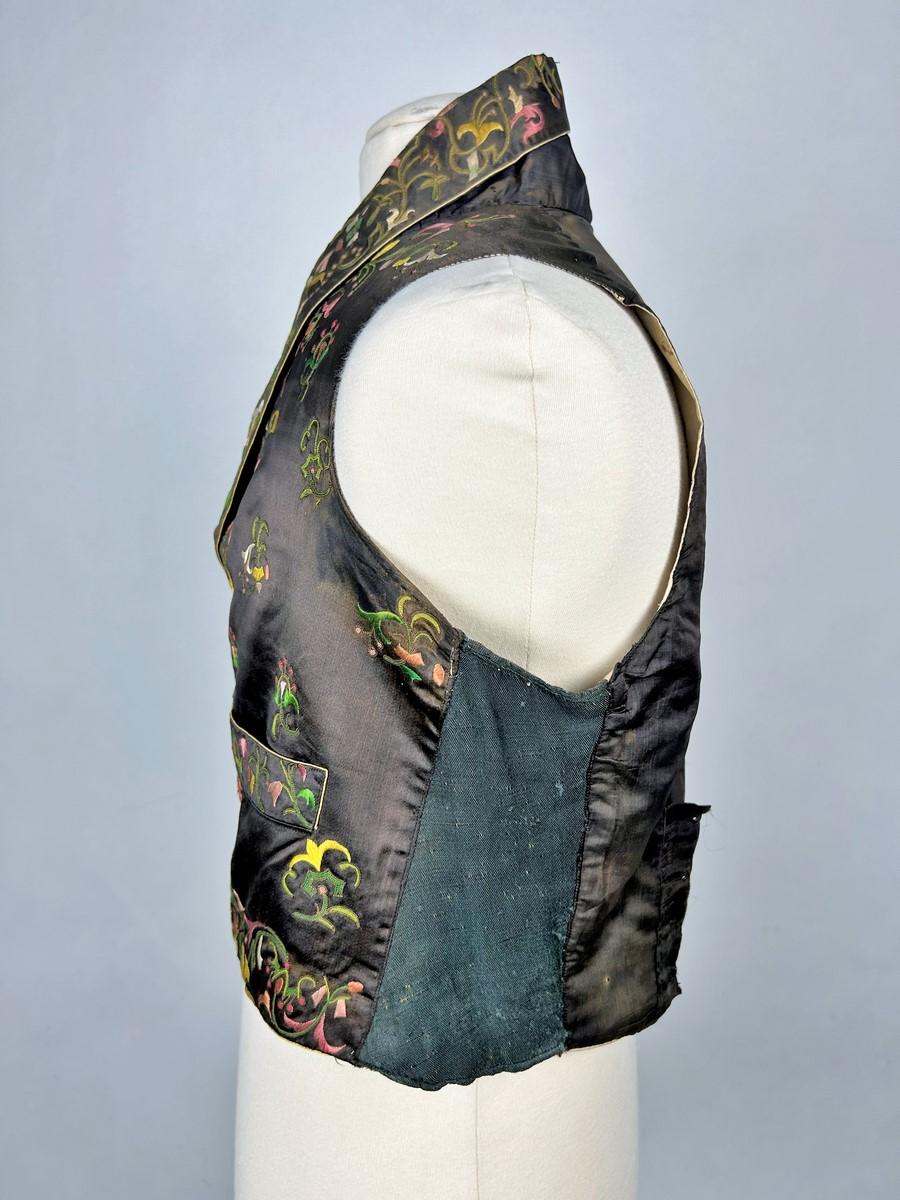 Eine Dandy-Weste aus besticktem braunem Satin - Frankreich CIRCA 1815-1825 im Angebot 1
