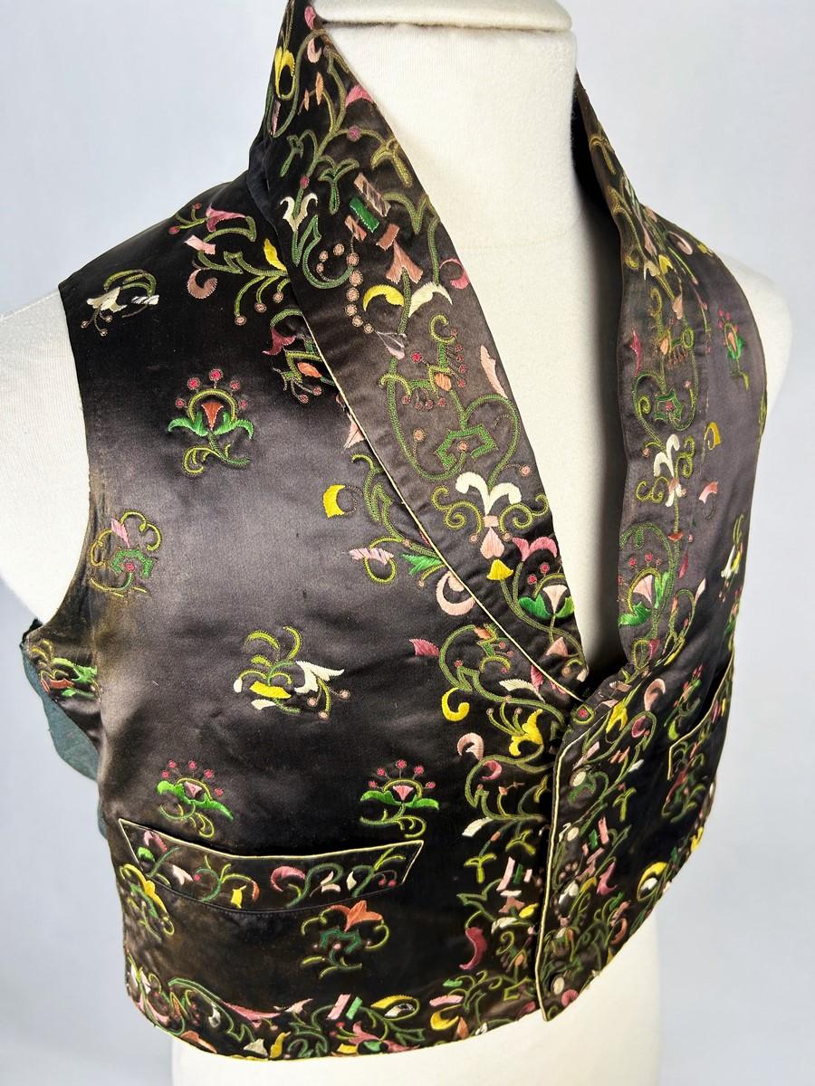 Eine Dandy-Weste aus besticktem braunem Satin - Frankreich CIRCA 1815-1825 im Angebot 3
