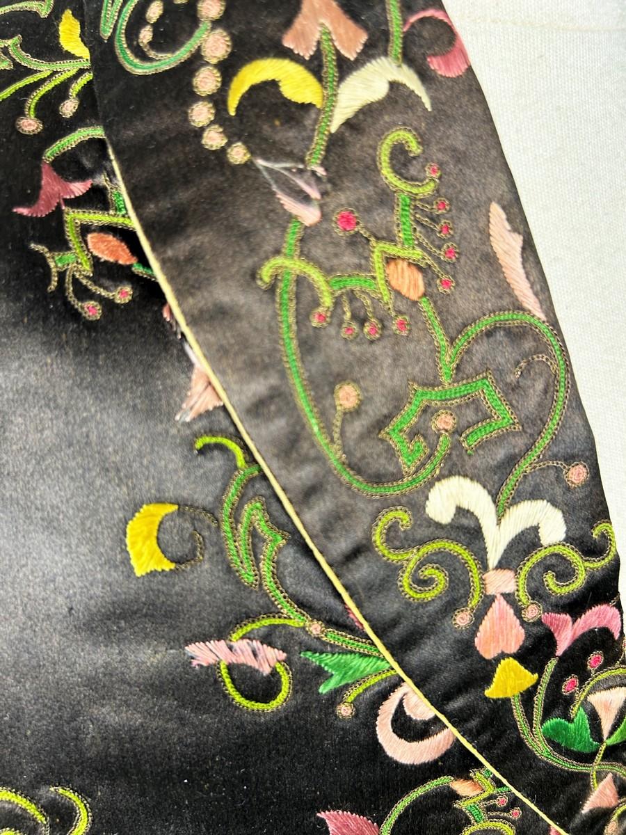 Eine Dandy-Weste aus besticktem braunem Satin - Frankreich CIRCA 1815-1825 im Angebot 4
