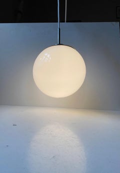 Lampe suspendue danoise en verre opalin blanc des années 1930 de Lyfa, époque Bauhaus