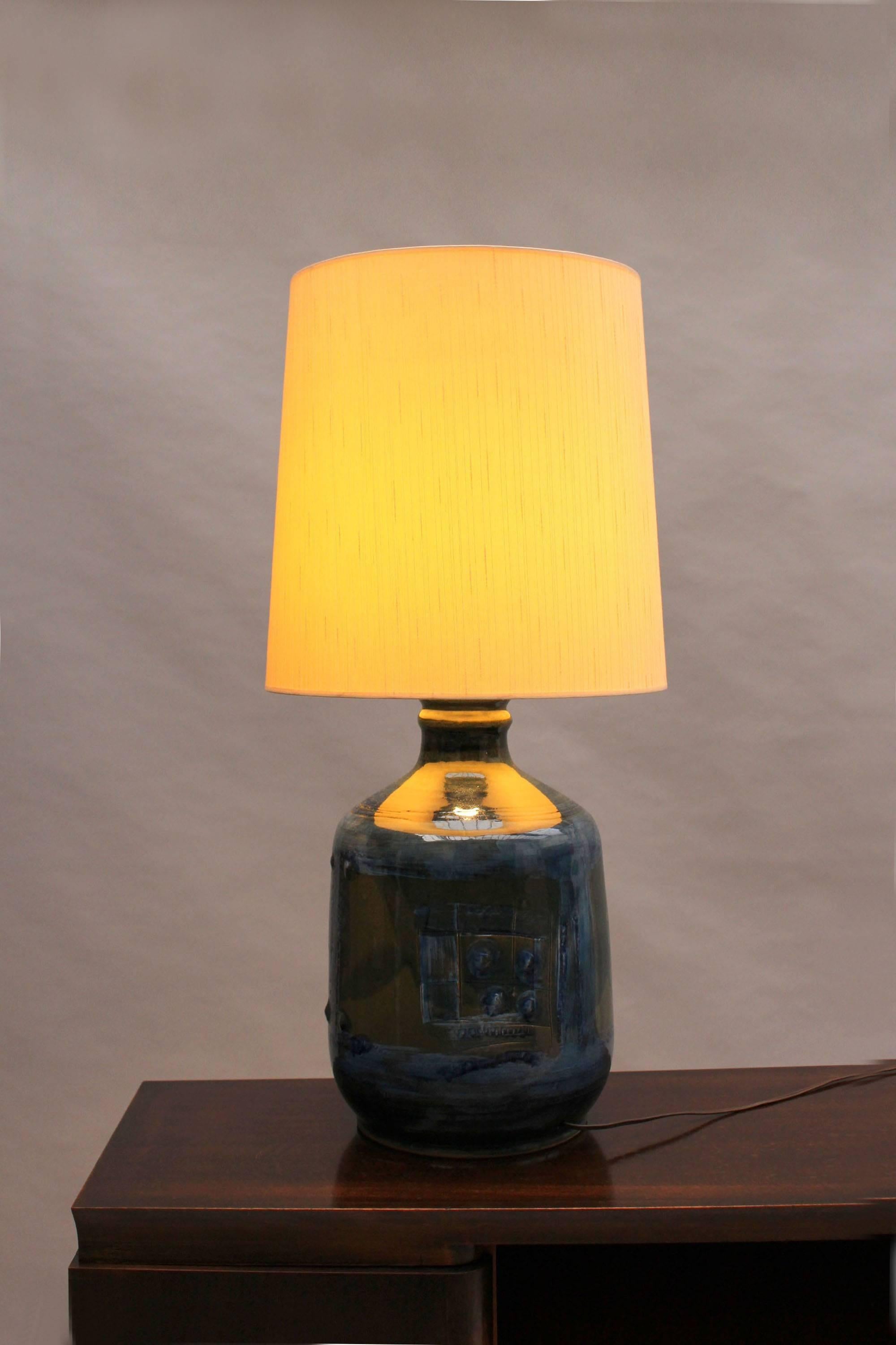 A blue and anthracite 1960's Danish ceramic table lamp by Hanne with its original shade.
Signed.
Dimensions of the ceramic base is H 19.25 in x 11.25 in. Diameter. 