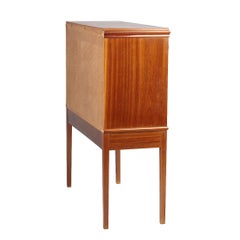 Ein dänischer Tischlermeisterschrank auf Ständer