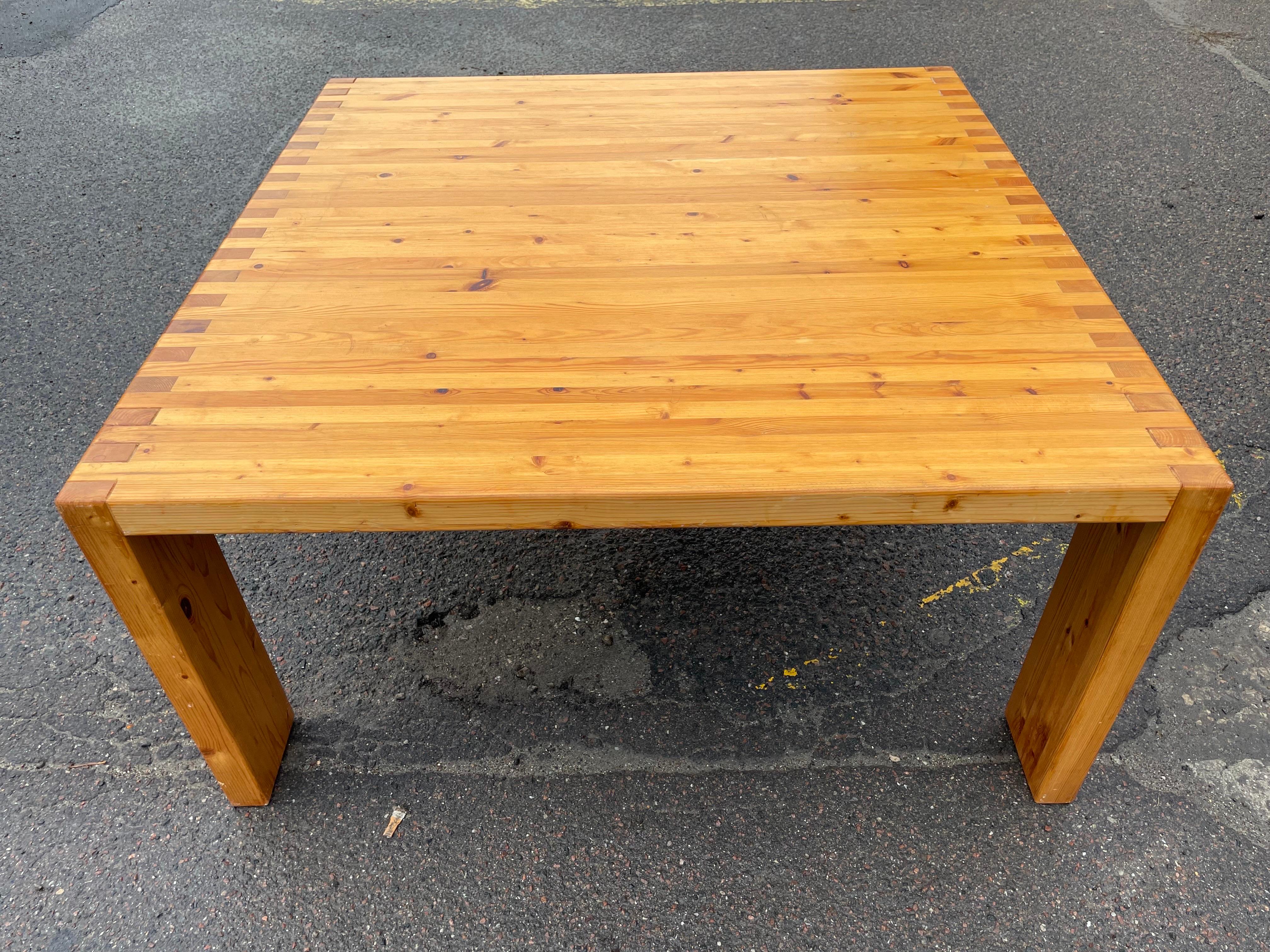 Mid-Century Modern Table basse danoise en pin massif, moderne et brutale, datant des années 1970. en vente