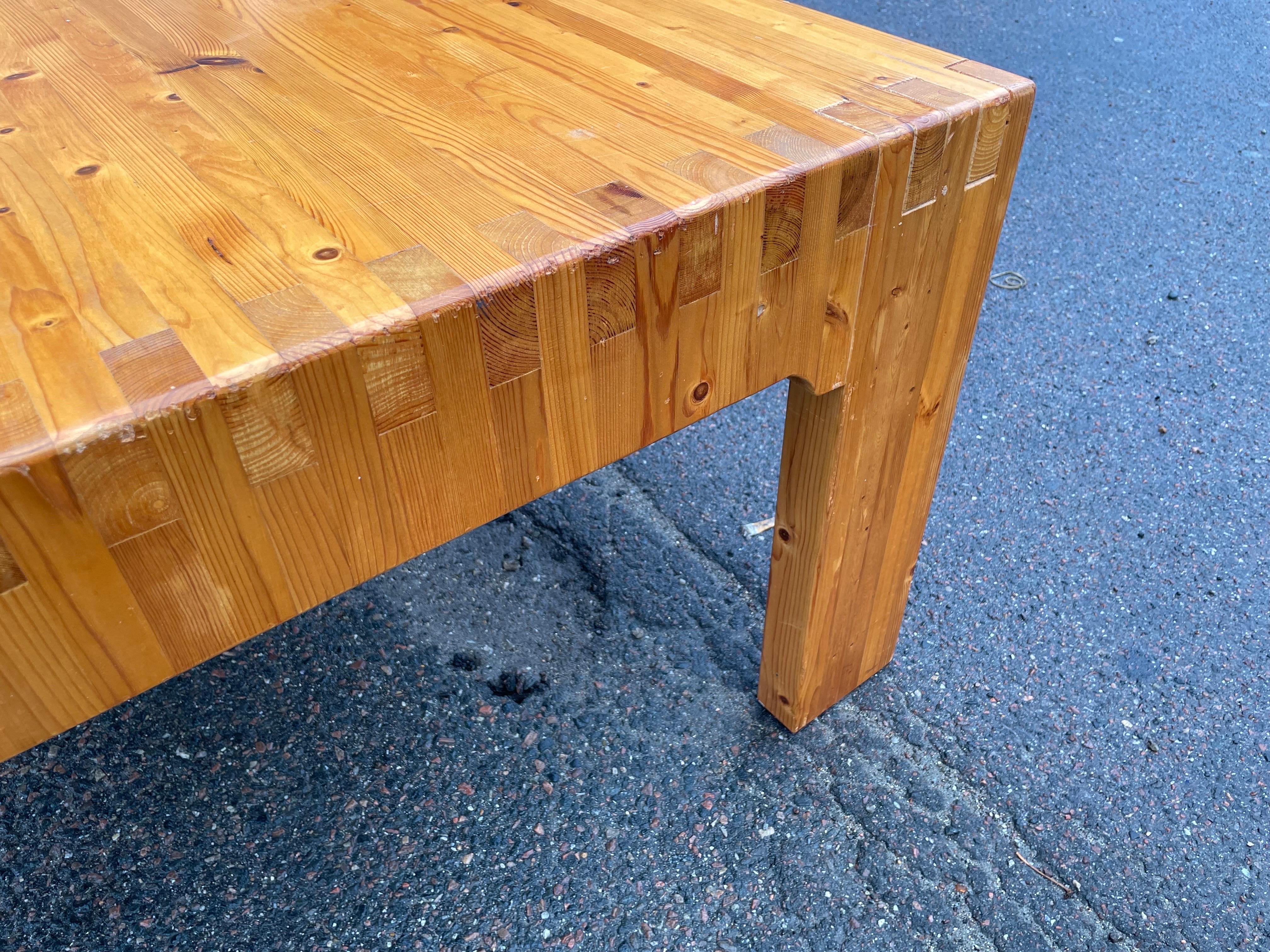 A Danish mid-century modern brutalist coffee table in solid pine from the 1970´s In Good Condition For Sale In Copenhagen, DK