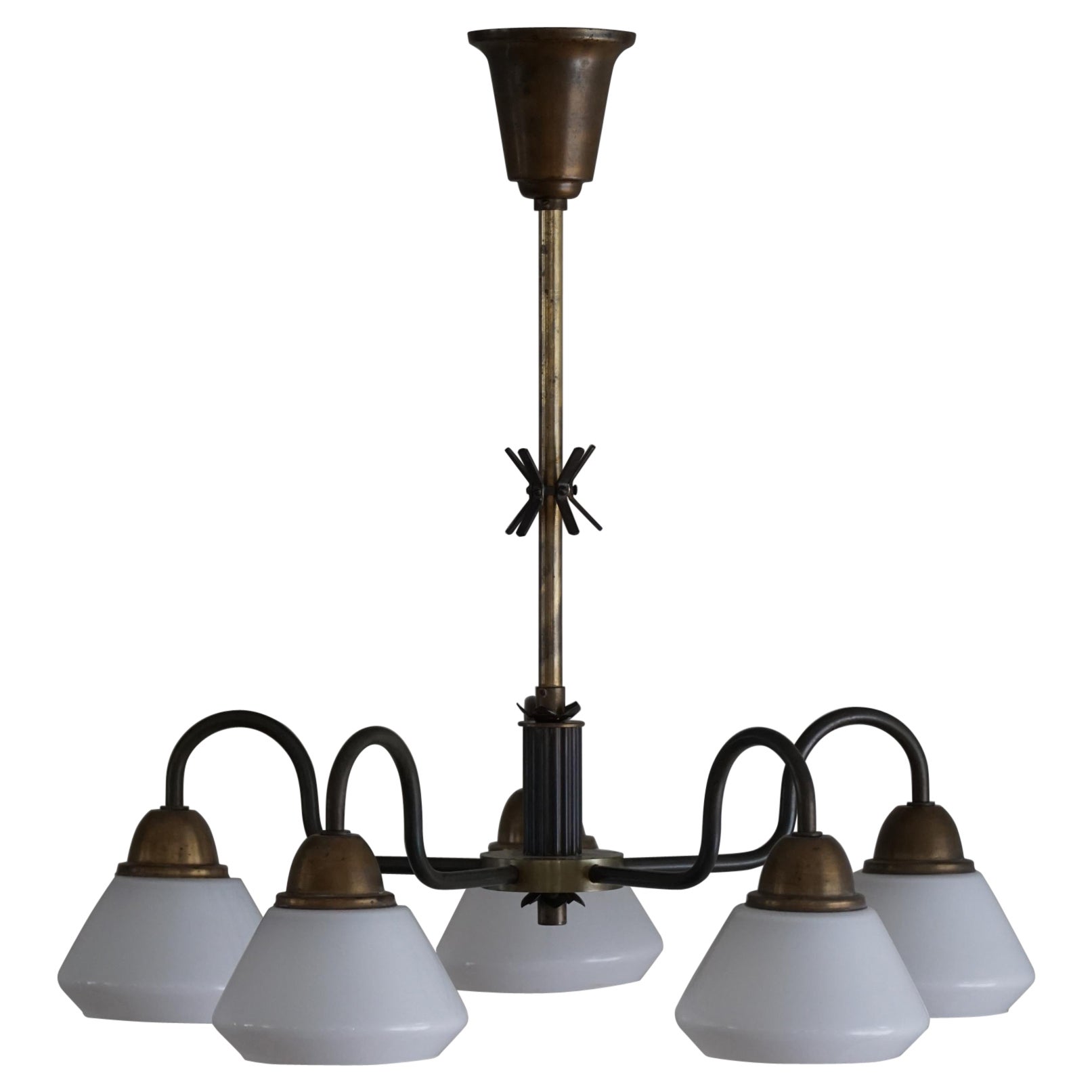 Lampadario danese moderno a 5 teste in vetro opalino e ottone, Art Deco, anni '40 in vendita