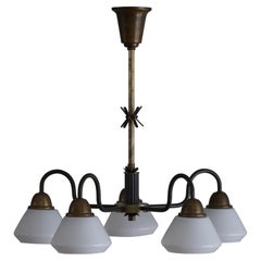 Lampadario danese moderno a 5 teste in vetro opalino e ottone, Art Deco, anni '40