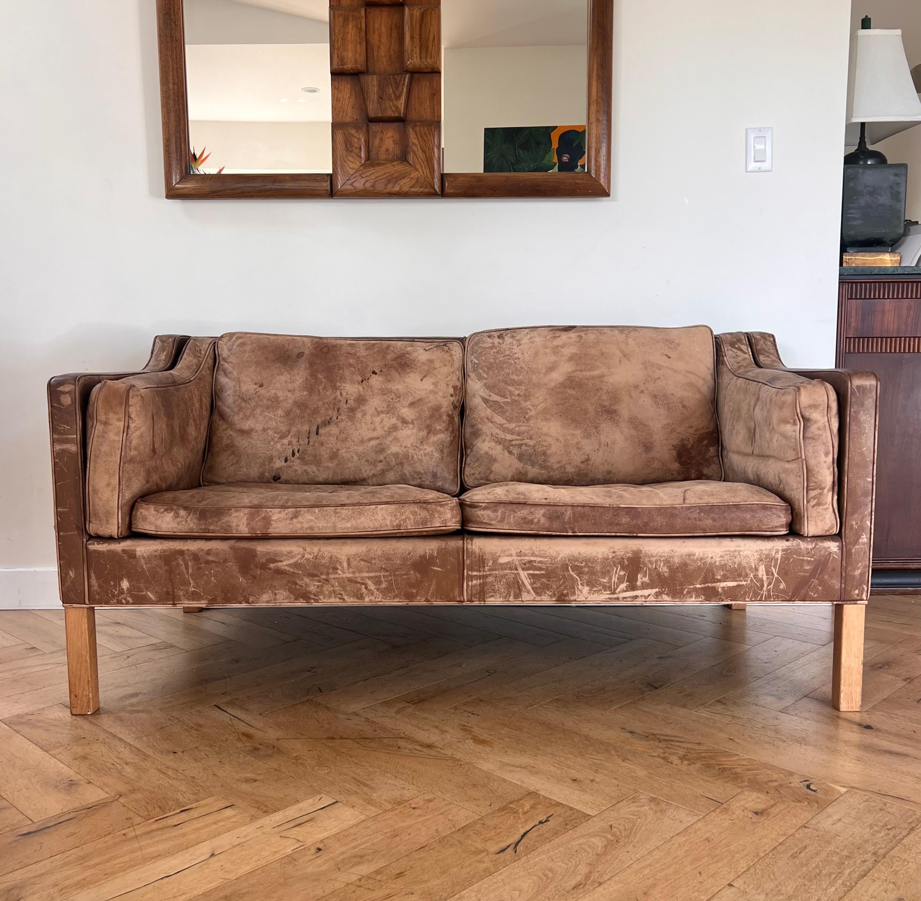 Canapé loveseat danois en cuir et bois 2212 de Børge Mogensen pour Fredericia Furniture, Danemark, vers 1962. Cette pièce emblématique porte au verso la marque originale du fabricant et le cachet du design, confirmant ainsi son authenticité dans un