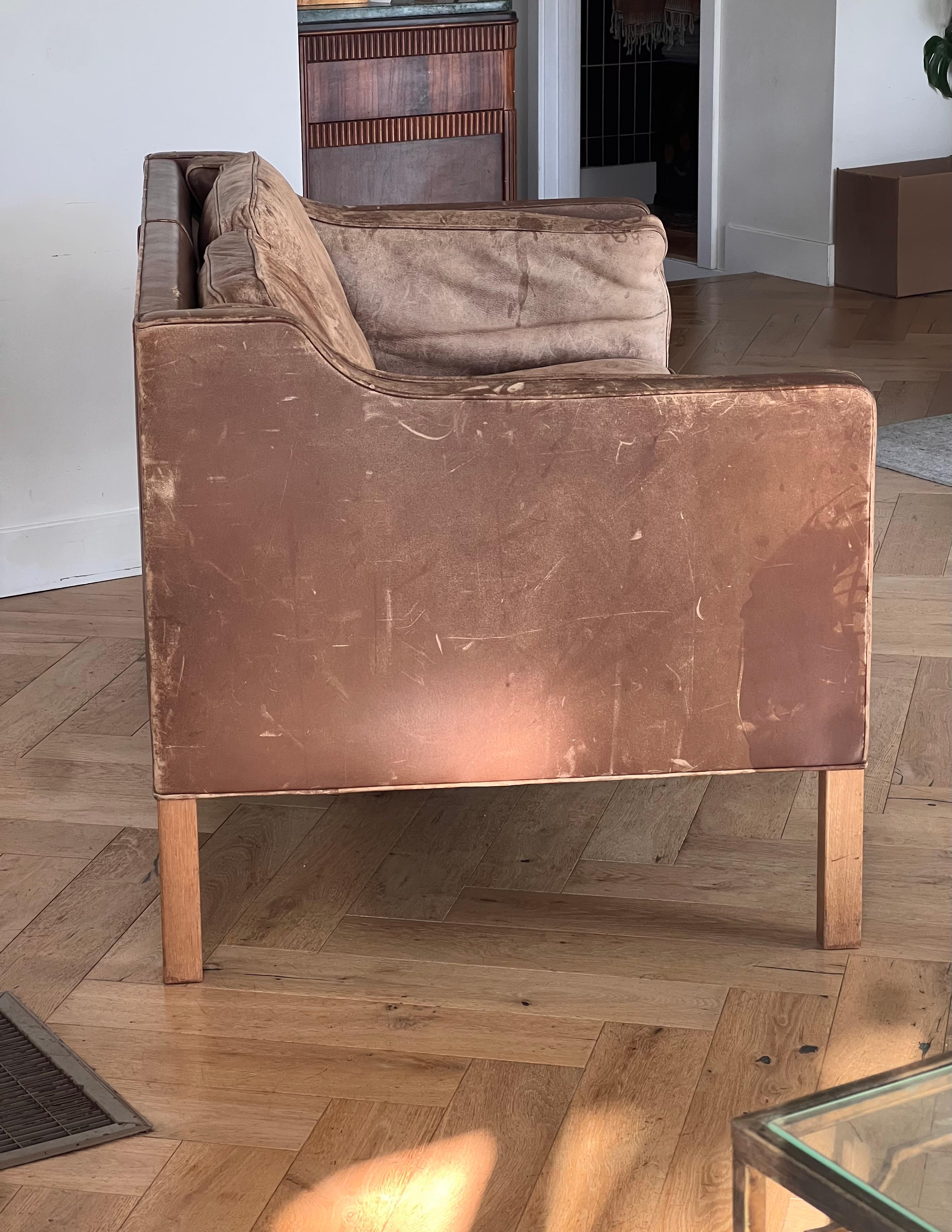 Mid-Century Modern Causeuse danoise moderne en cuir et chêne 2212 de Børge Mogensen, signée, 1962 en vente