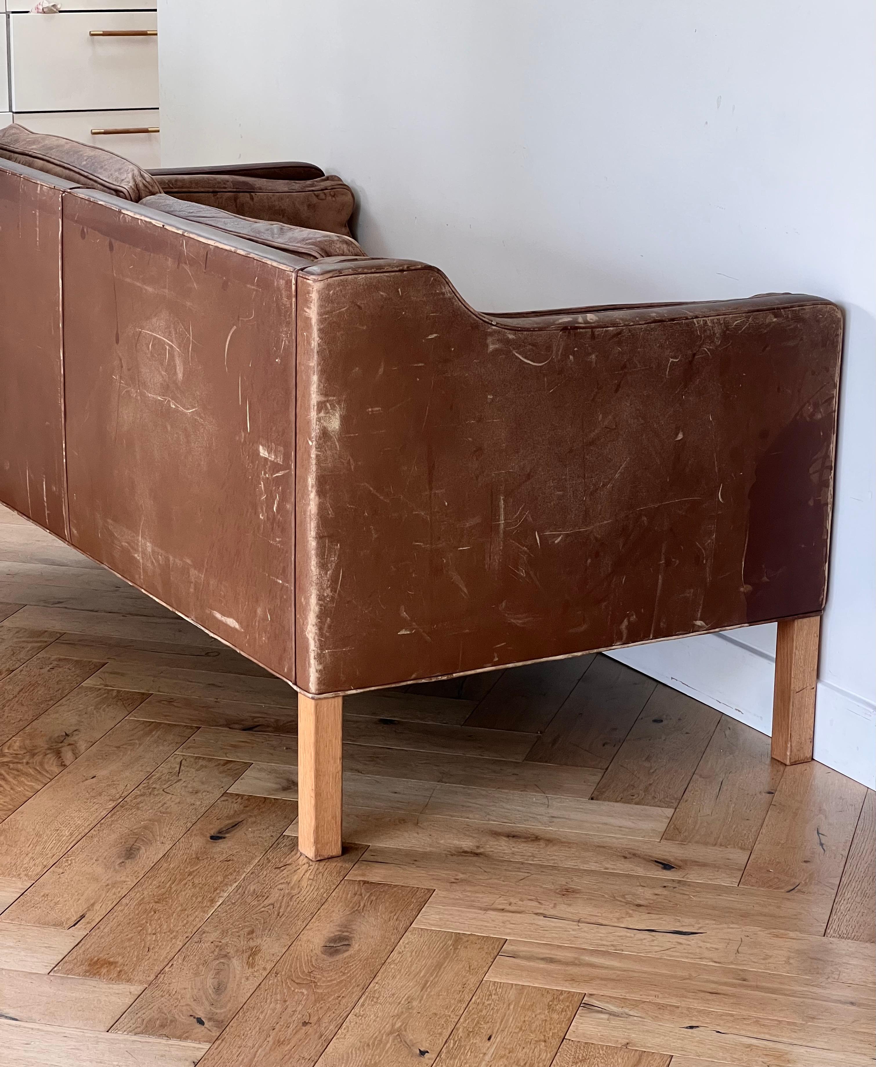 Causeuse danoise moderne en cuir et chêne 2212 de Børge Mogensen, signée, 1962 Bon état - En vente à View Park, CA