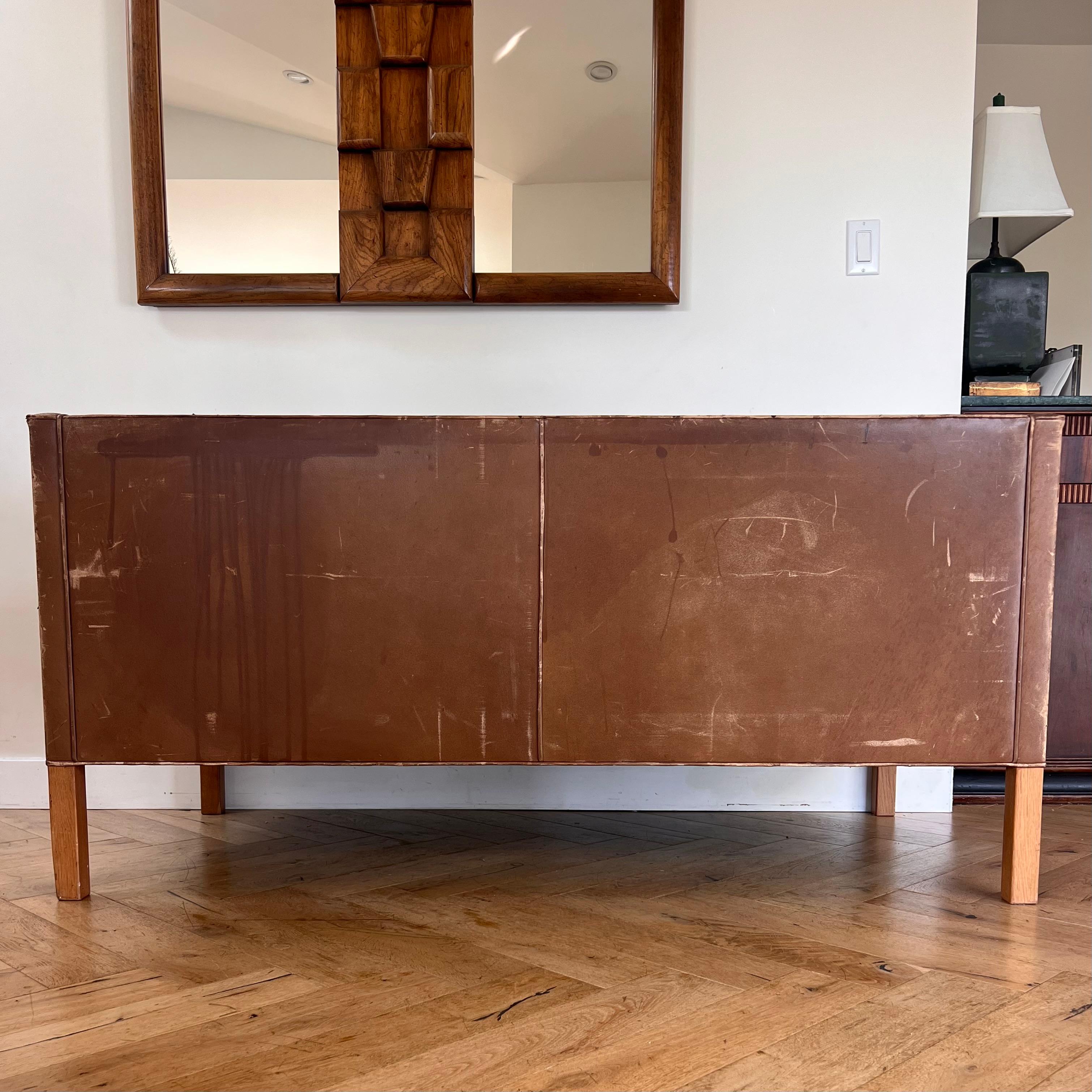 Milieu du XXe siècle Causeuse danoise moderne en cuir et chêne 2212 de Børge Mogensen, signée, 1962 en vente