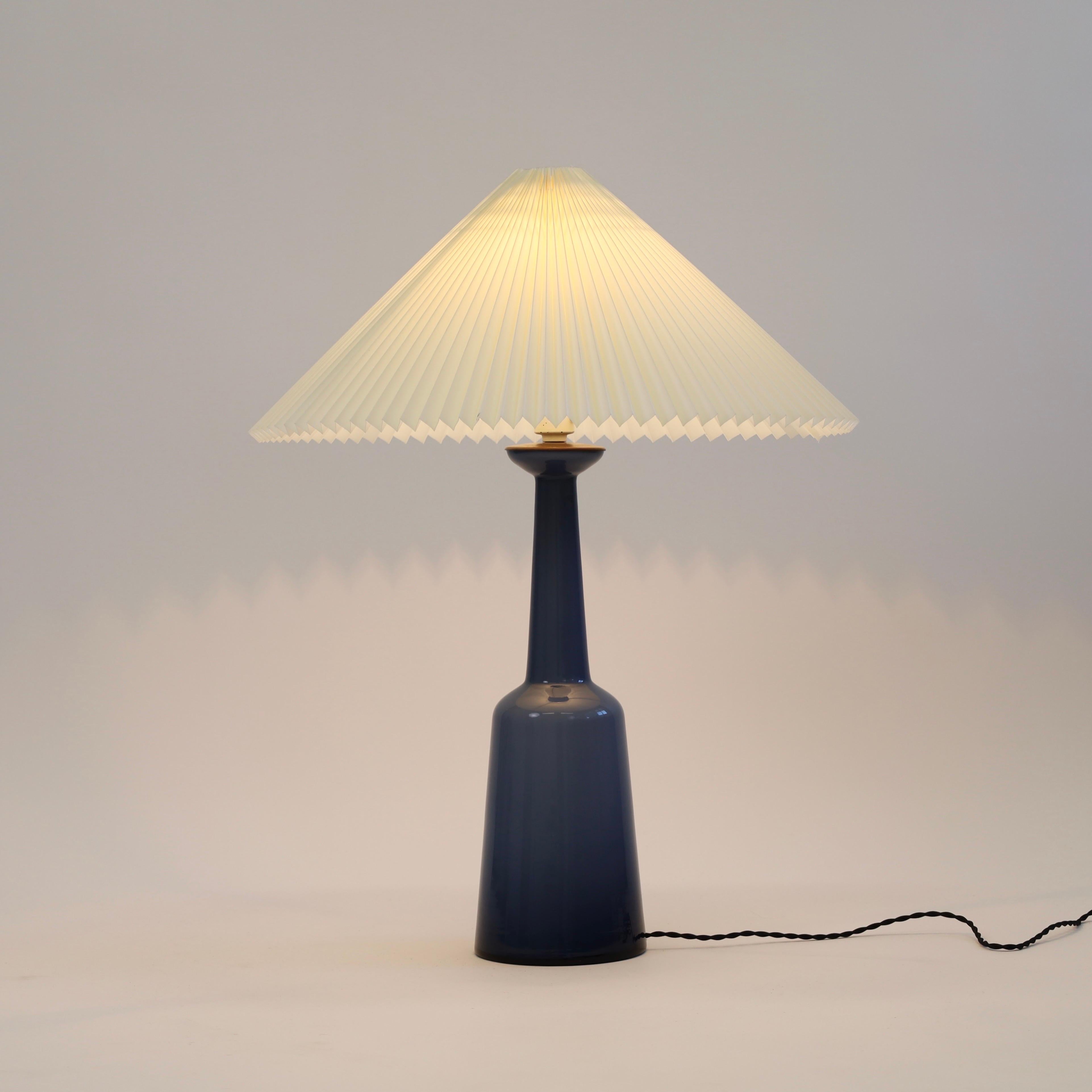 A Danish Modern Table Lamp in blue glass by Kastrup Glasvaerk, 1950s, Denmark In Good Condition For Sale In Værløse, DK