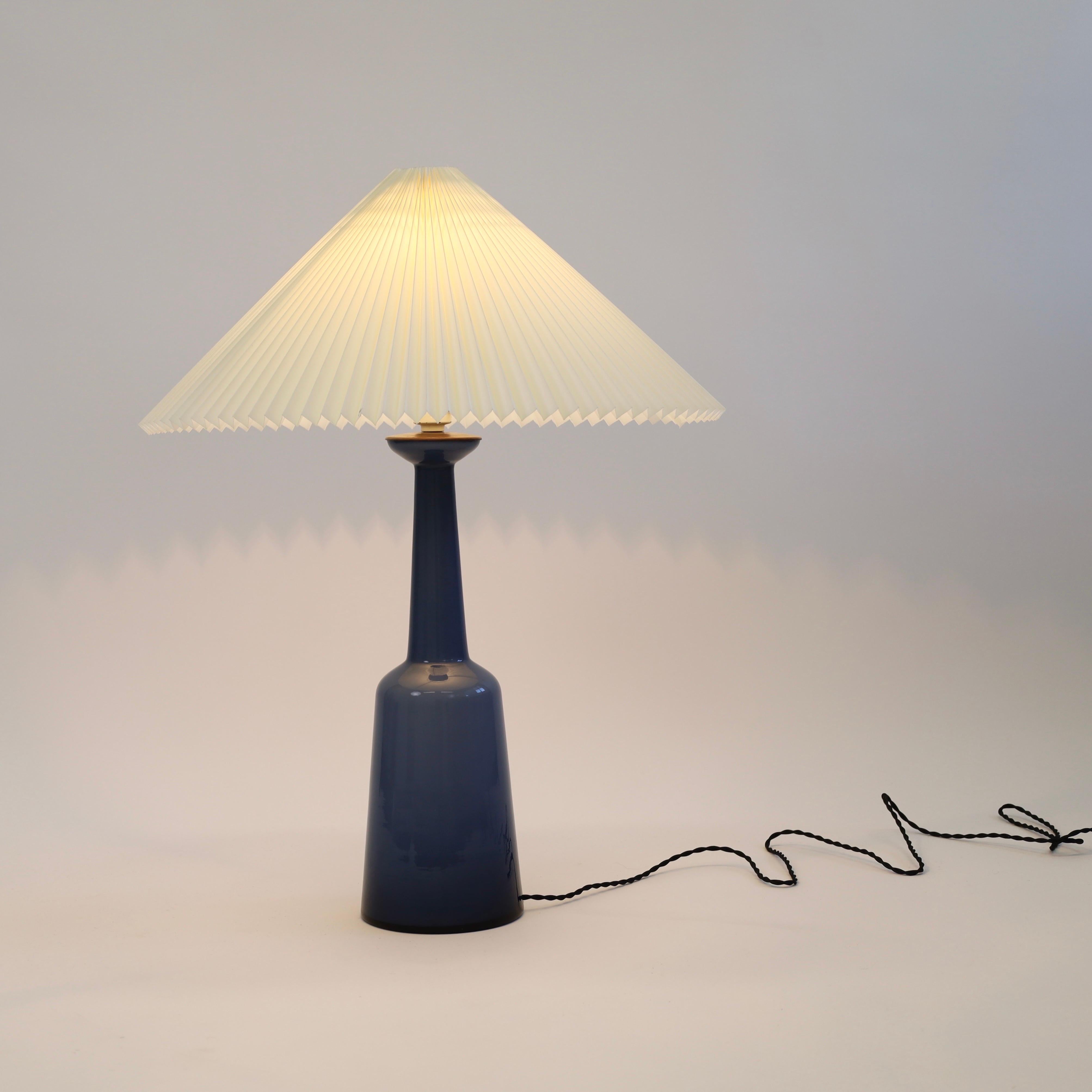 Milieu du XXe siècle Lampe de table moderne danoise en verre bleu par Kastrup Glasvaerk, années 1950, Danemark en vente