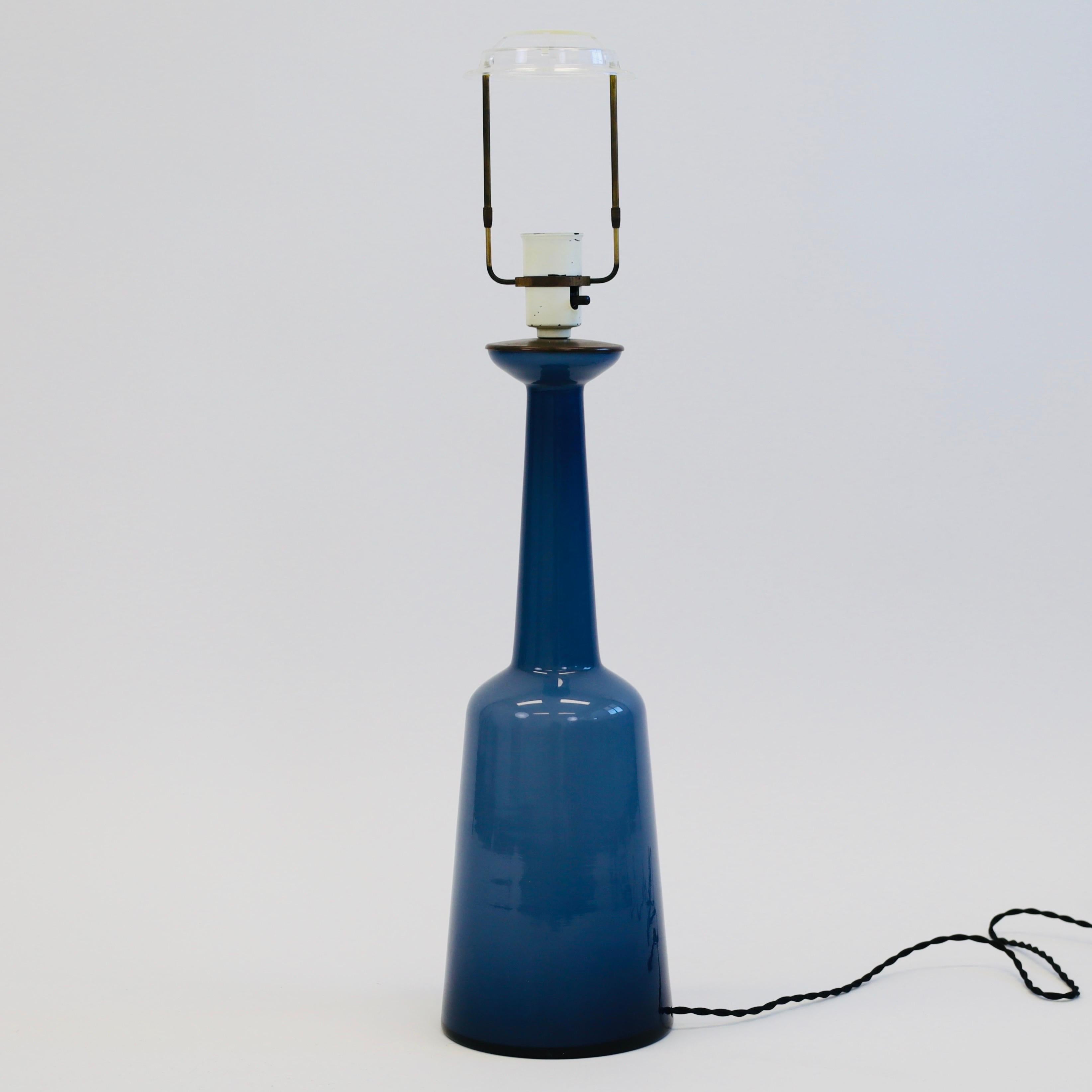 Verre Lampe de table moderne danoise en verre bleu par Kastrup Glasvaerk, années 1950, Danemark en vente
