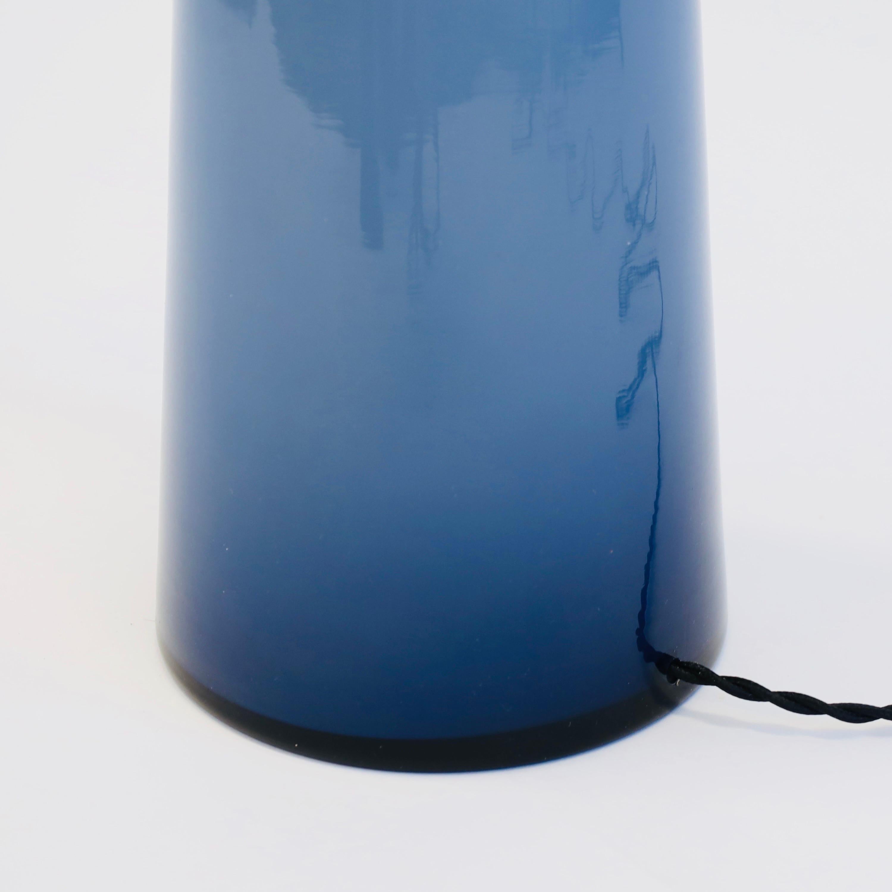 A Danish Modern Table Lamp in blue glass by Kastrup Glasvaerk, 1950s, Denmark For Sale 4